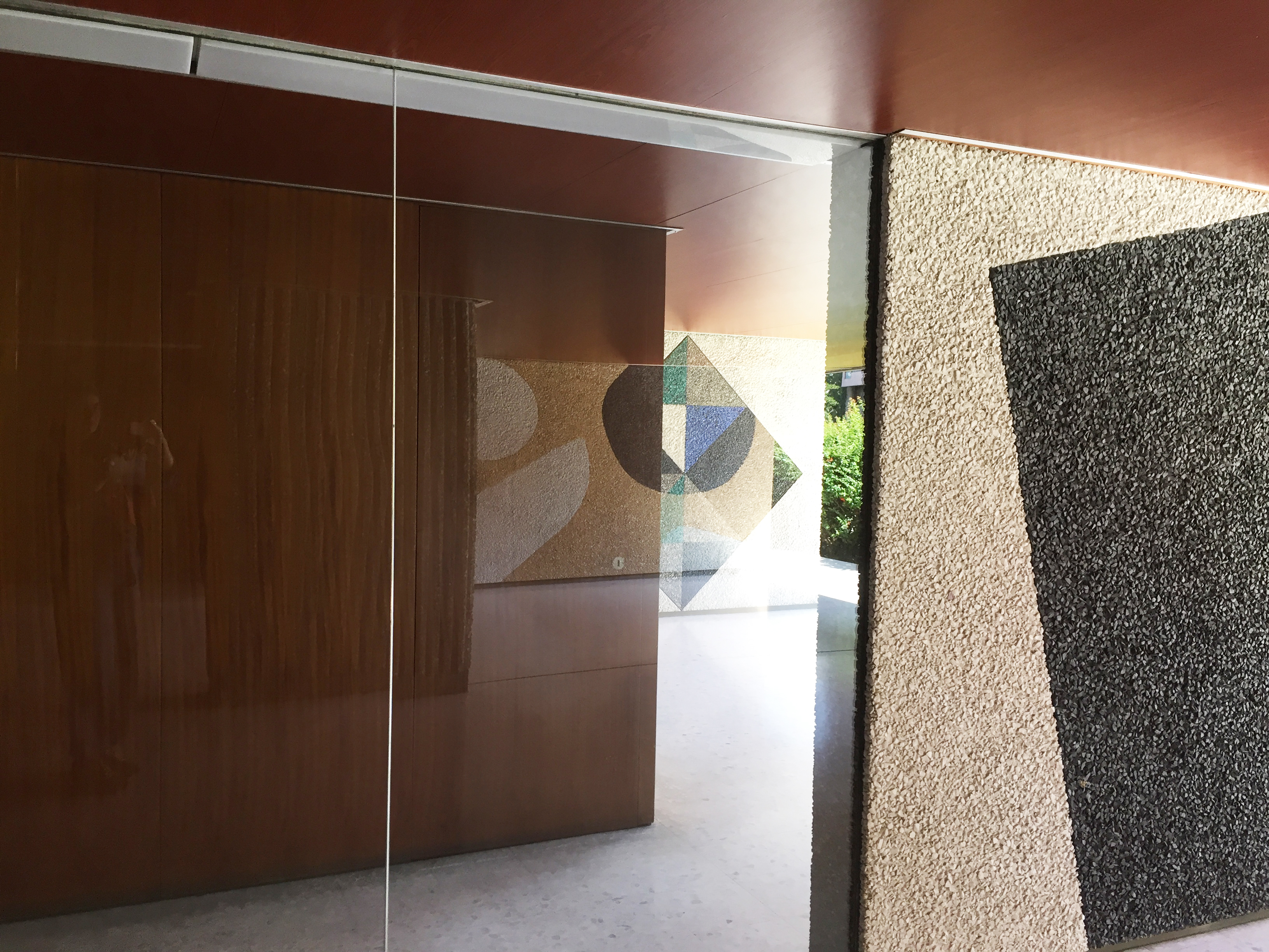 Die Vernetzung der verschiedenen künstlerischen Ansätze über Spiegelungen in der Architektur wurde bewusst herbeigeführt.