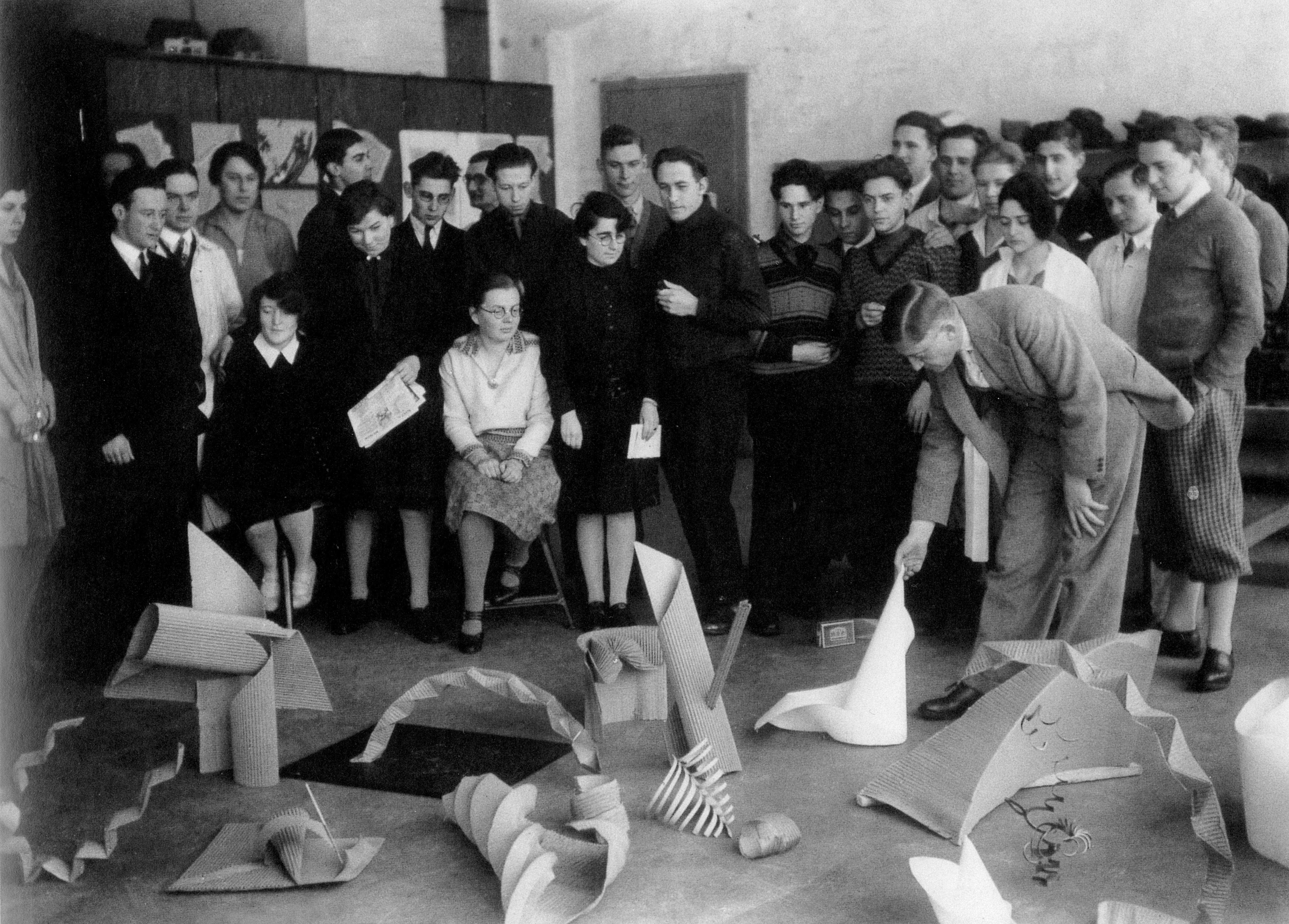 Méthodes et moyens élémentaires. Josef Albers avec un groupe d’étudiants en pleine analyse critique au Bauhaus, 1928/29.