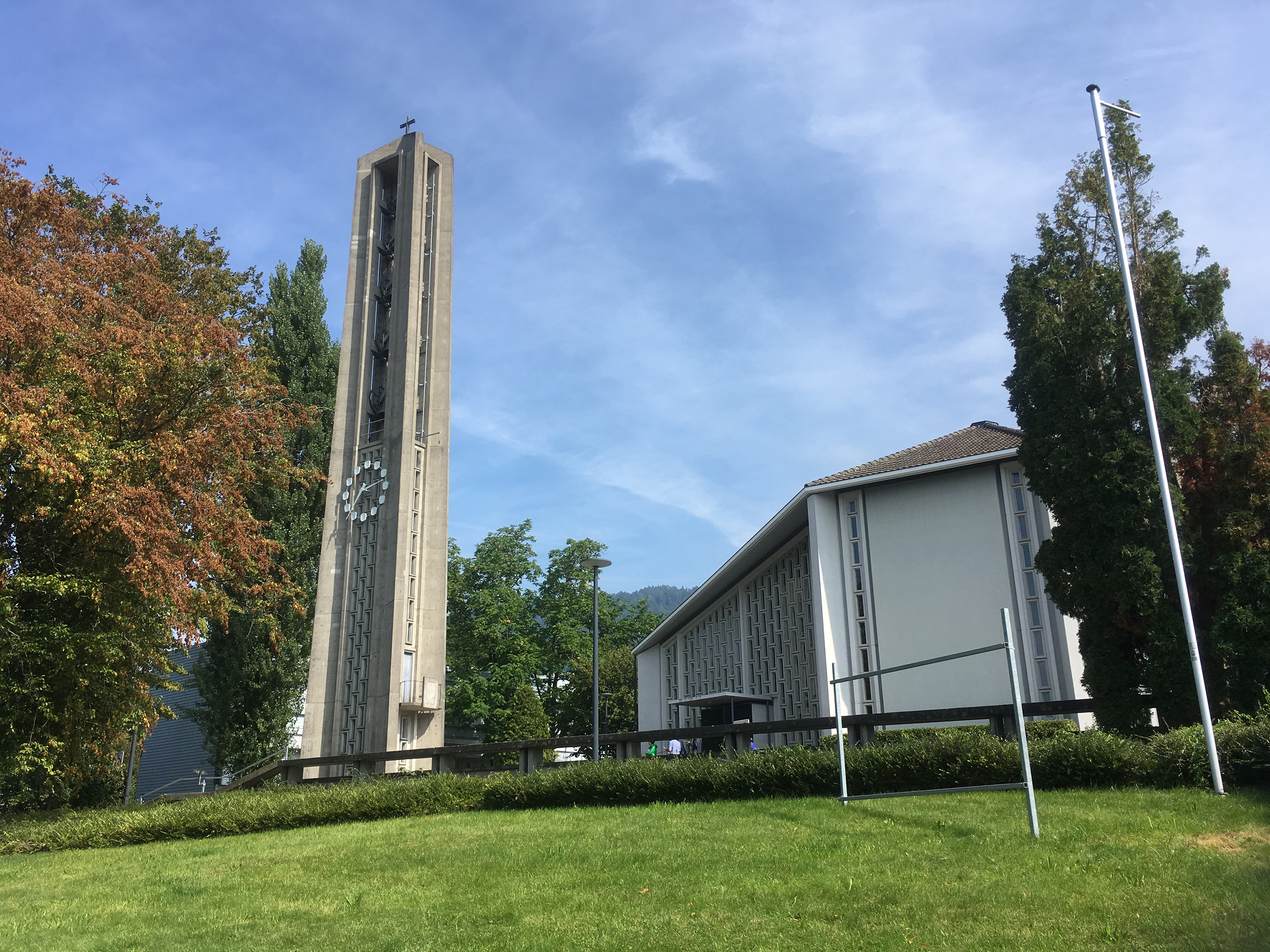 Die Kirche Bruder Klaus von Hanns A. Brütsch ist eine der ersten Kirchen der Schweiz, deren Grundriss nicht ein Langbau ist, sondern nach dem Vorbild eines Zelts entworfen wurde. Auch dass Chor und Gemeinde in einer räumlichen Einheit zusammengeführt waren, war revolutionär.