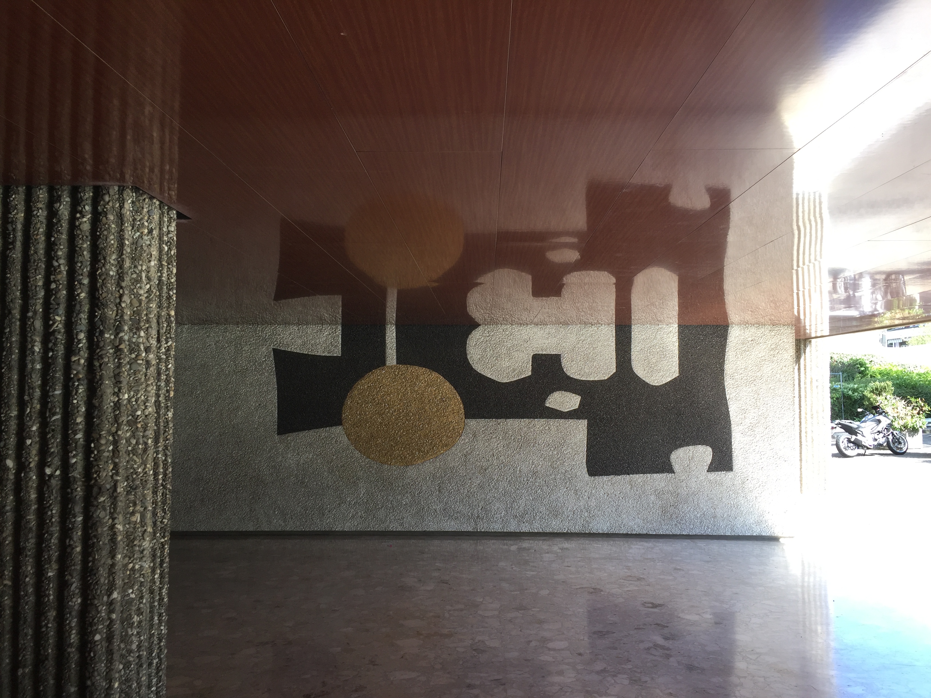 Durch ihre Verdopplung verfremdet sich die Gestalt der Wandarbeiten und lässt manche Bilder erst so als vollständig erscheinen.