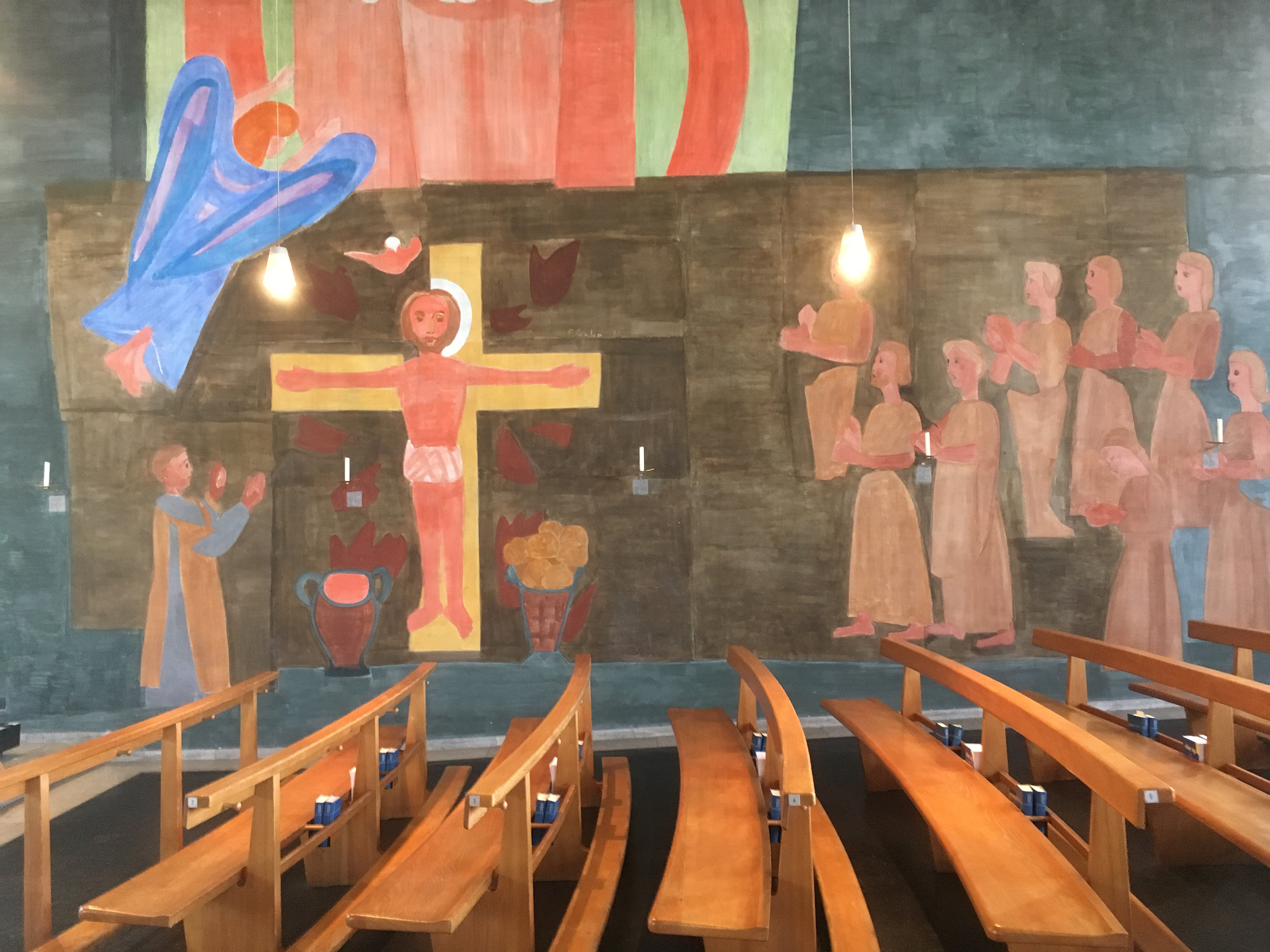 Moderne Malerei in Kirchen war erst nach dem Zweiten Vatikanischen Konzil (1962–65) erlaubt. Dennoch konnte Gehr die Fresken in Absprache mit der Kirchgemeinde Zug anbringen.