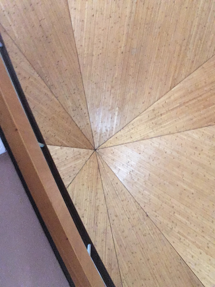 An der Spitze des Dachs laufen die Holzelemente an einem Punkt zusammen.