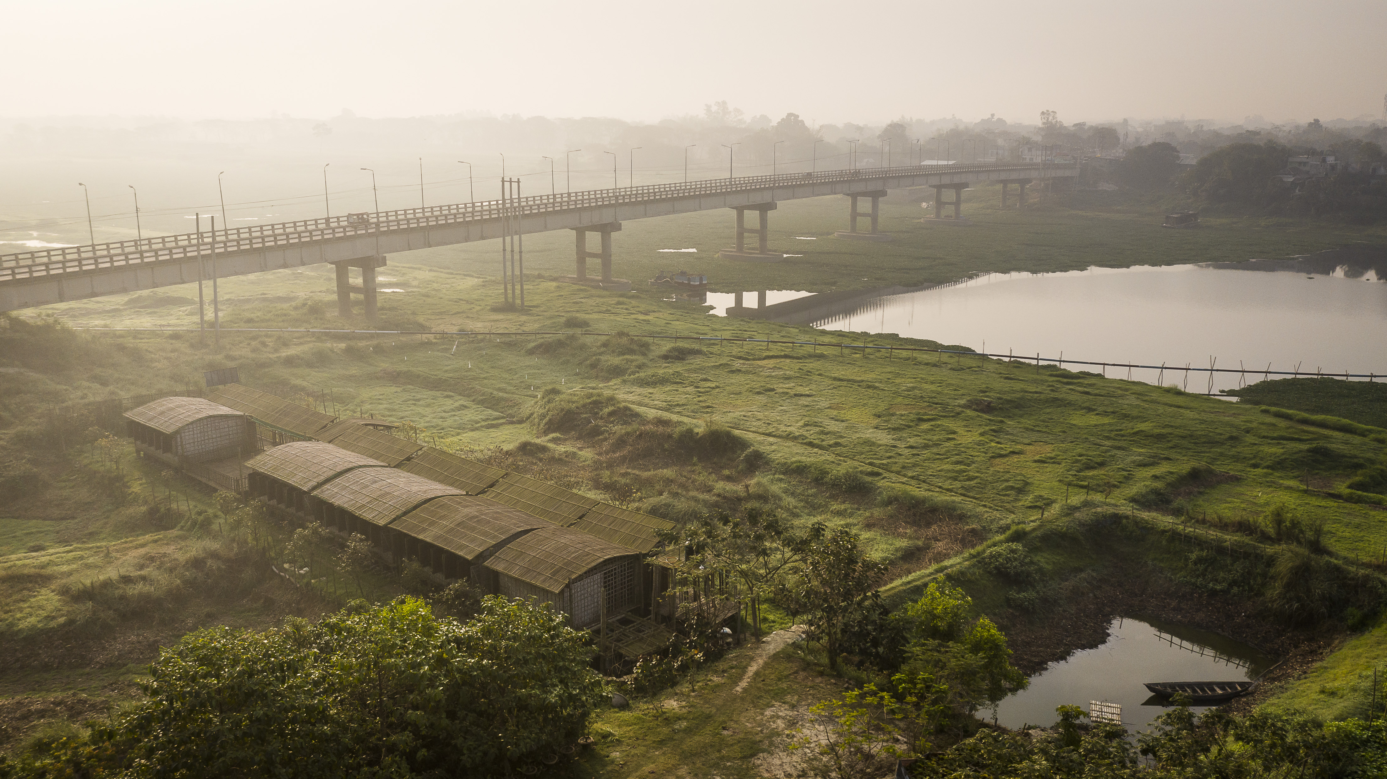 The site on which the school is built is a 486 square meter patch of land under a bridge