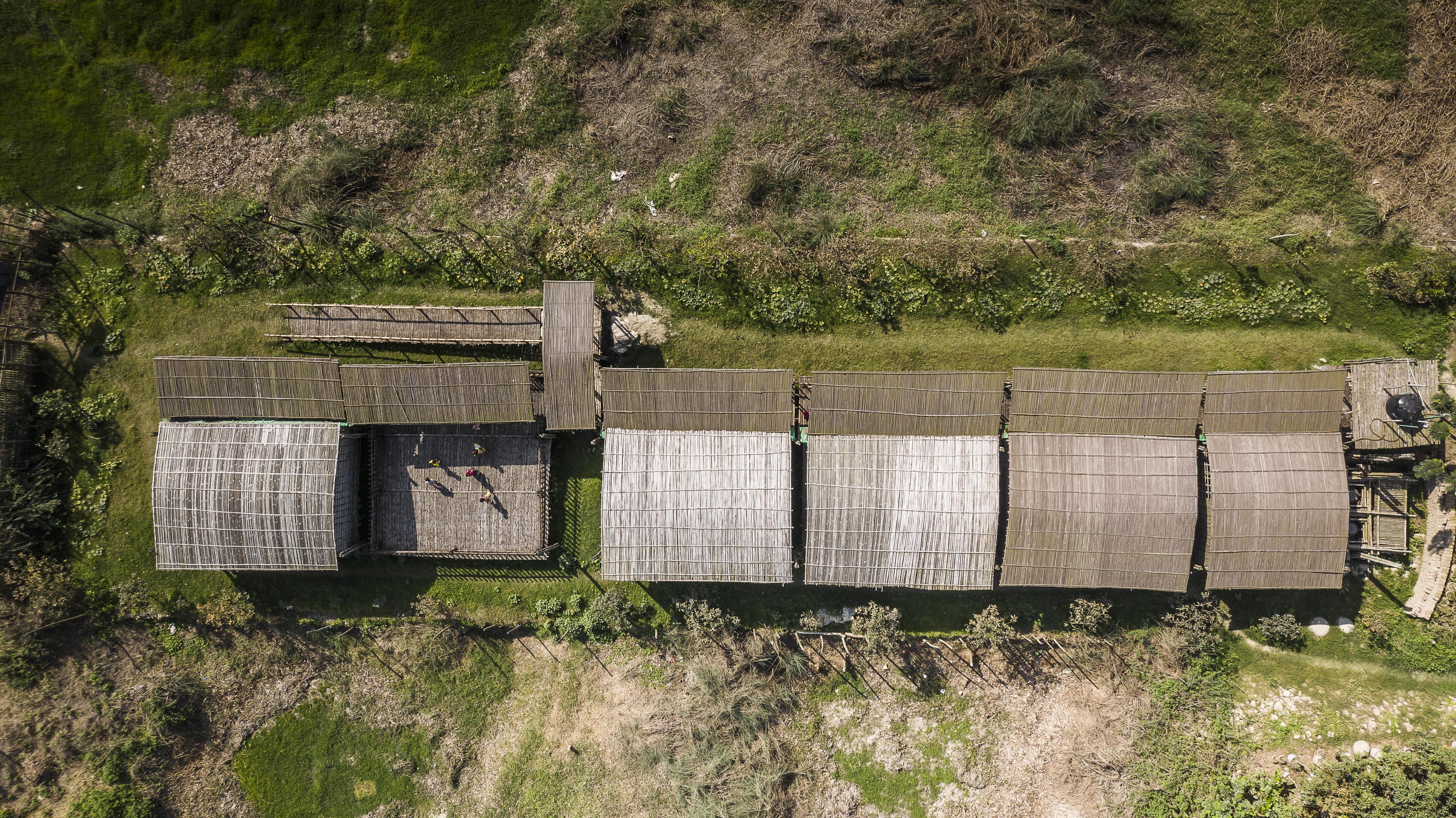 The building consists of a linear structure divided into 8 independent rectangular volumes.