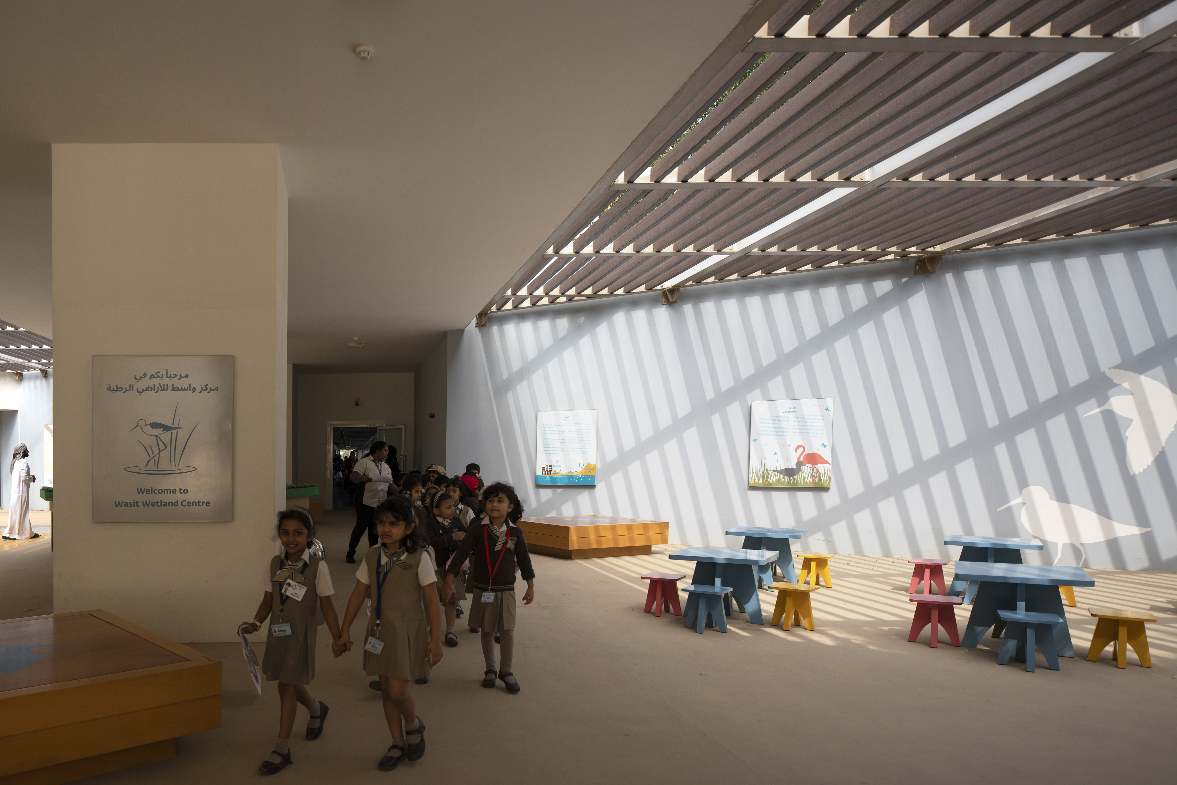 The entrance offers an area for children and schoolchildren to take part in educational activities.