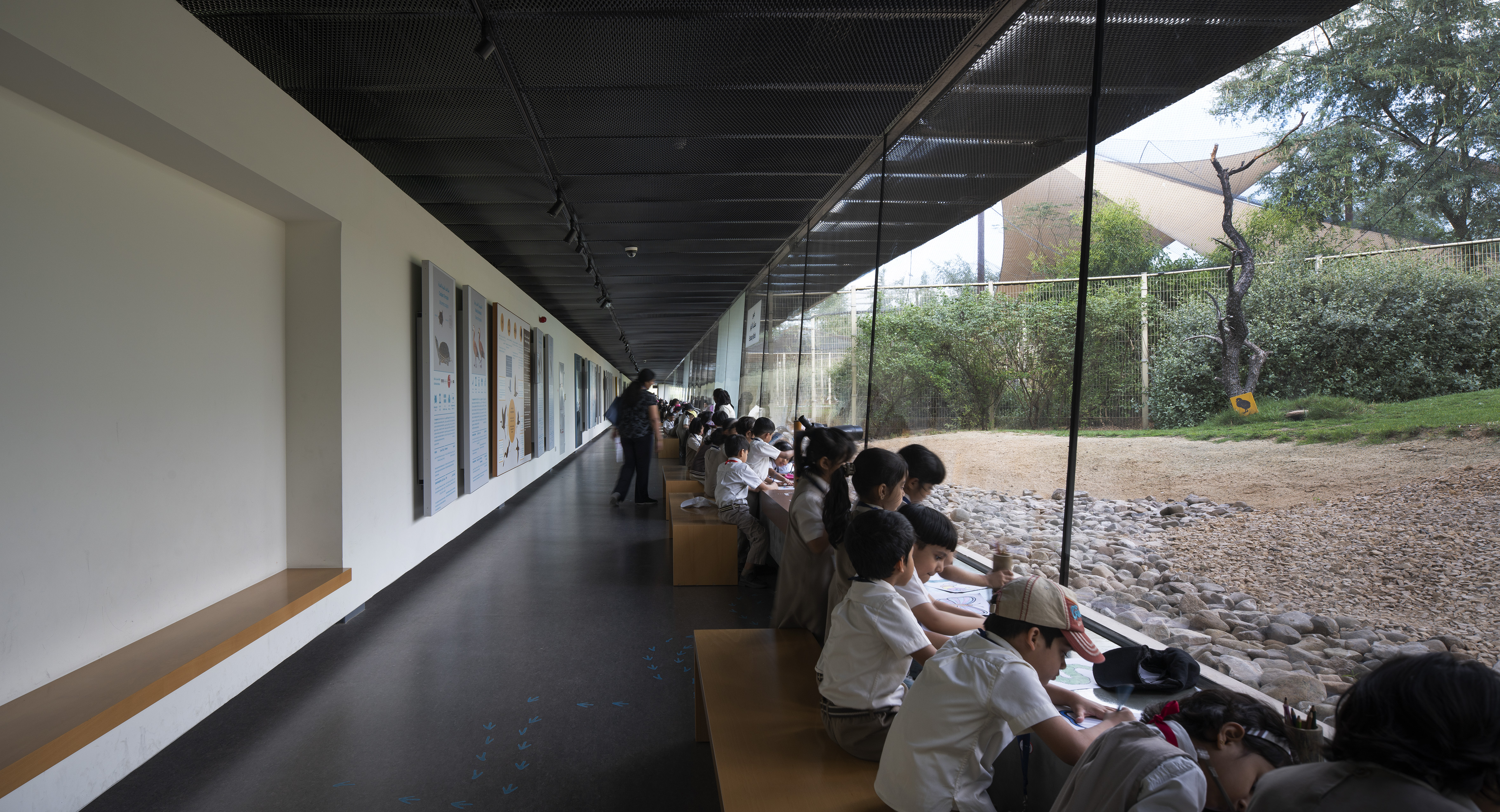 The gallery was arranged in order to allow the visitors to comfortably sit, draw and take notes while they observe the surrounding landscape.