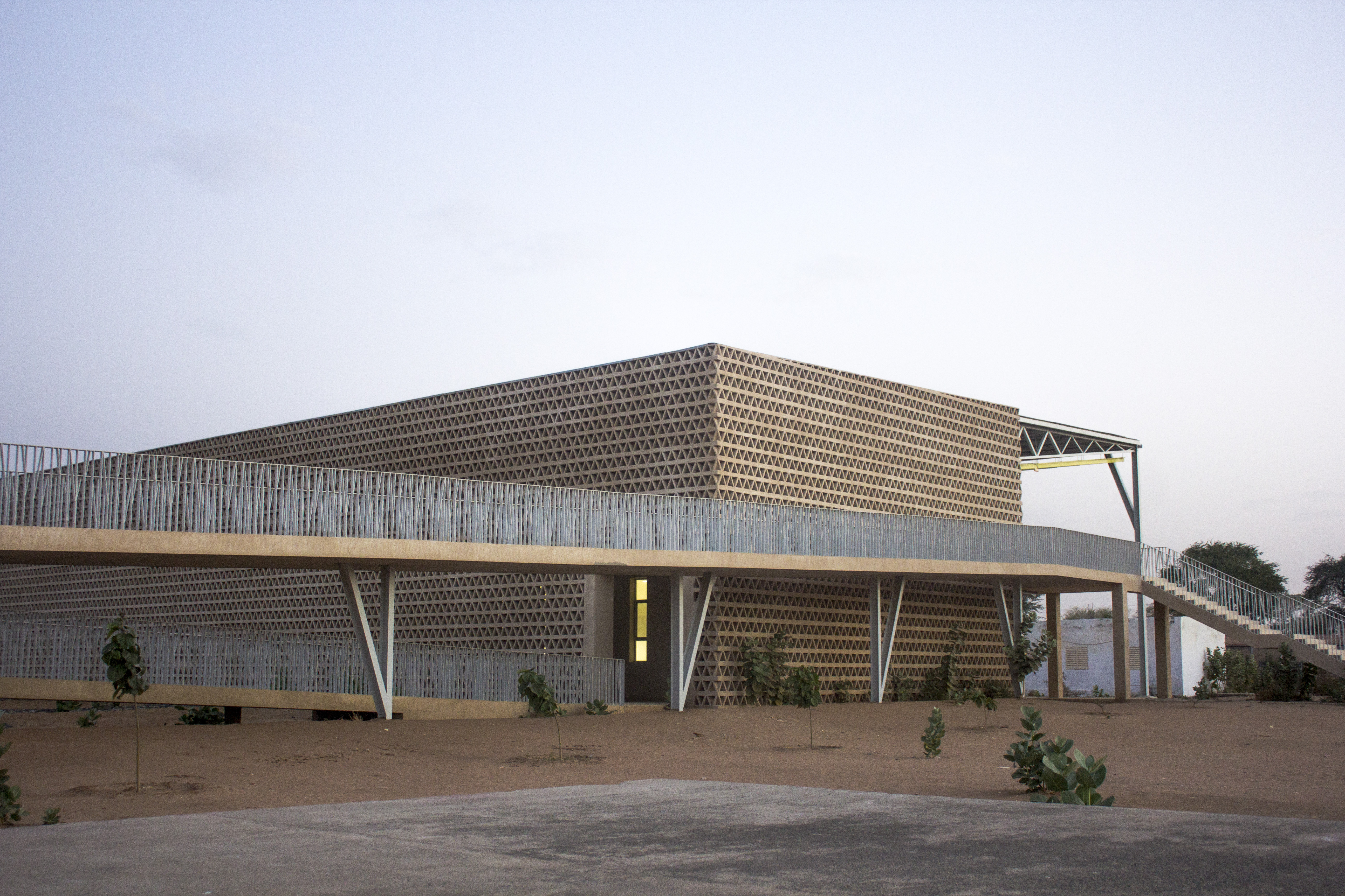 The upper floor of the building can be accessed from the exterior, via a ramp and a staircase.