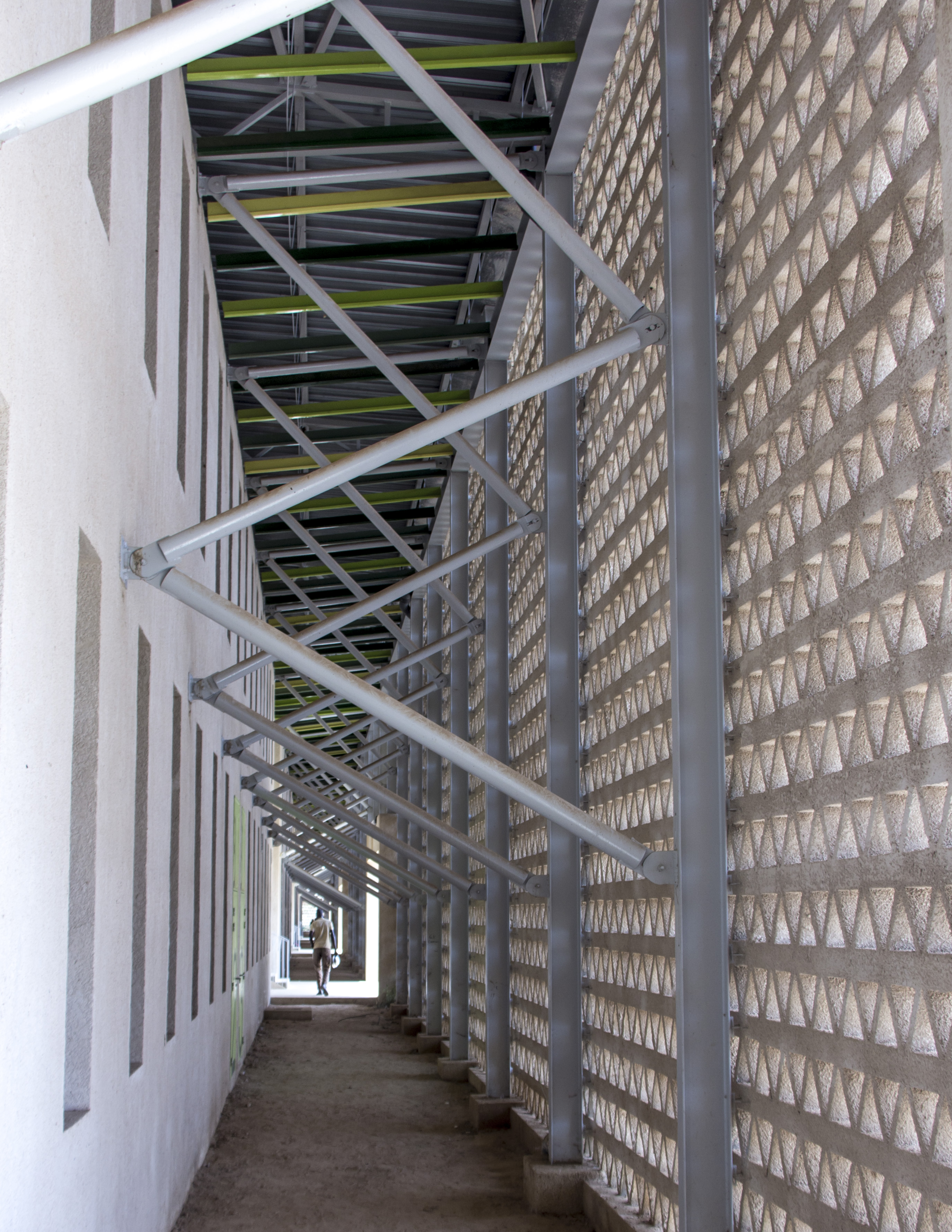 Structure connecting the supporting wall and the lattice curtain façade.