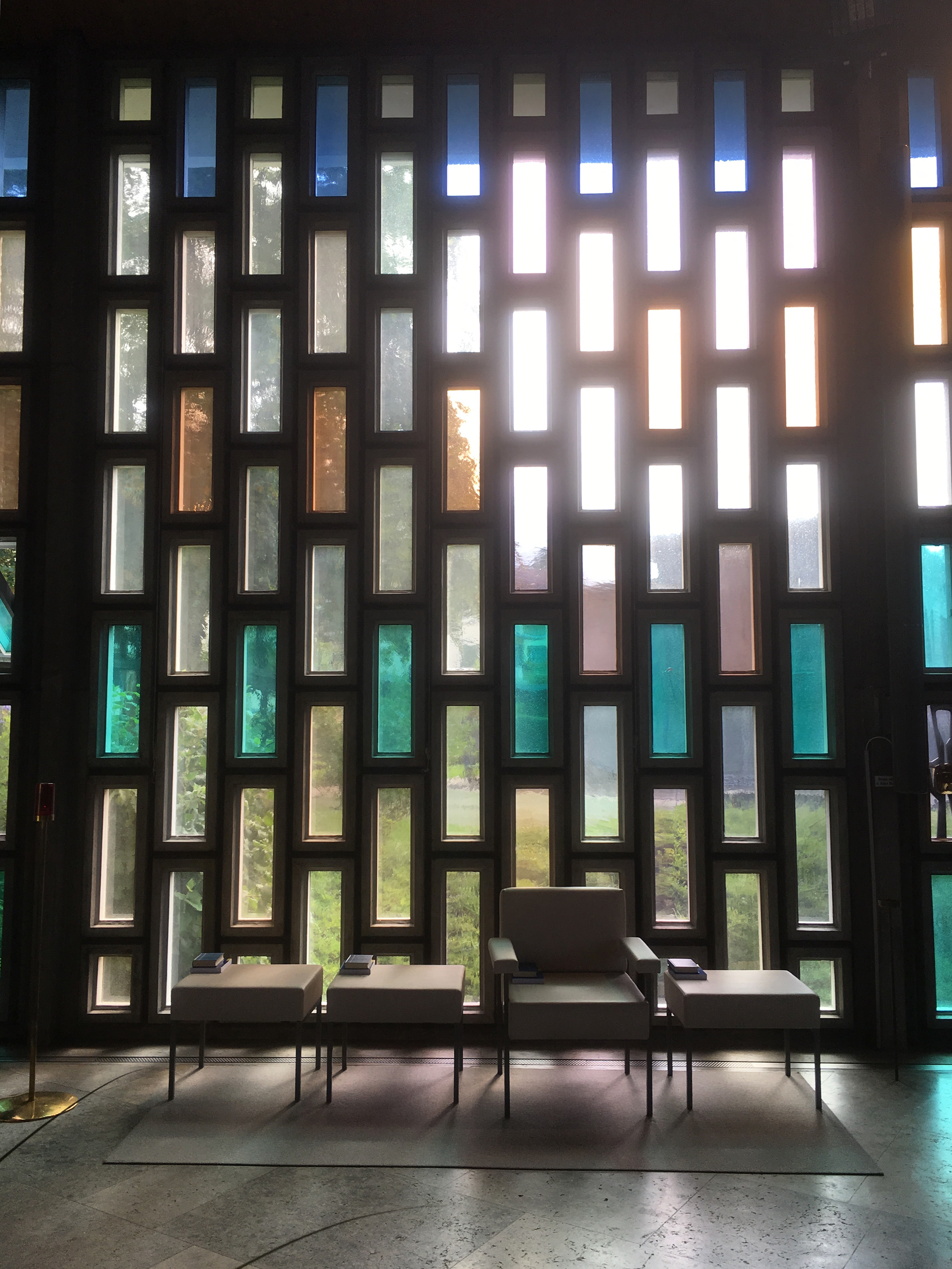 Die Fresken sind auch mit den Farben der Glaselemente der Wände abgestimmt. Hanns Brütsch hatte in Lausanne bei einem Schüler von Auguste Perret gearbeitet. Die Glasbausteine lassen sich auf dessen architektonisches Vorbild zurückführen.