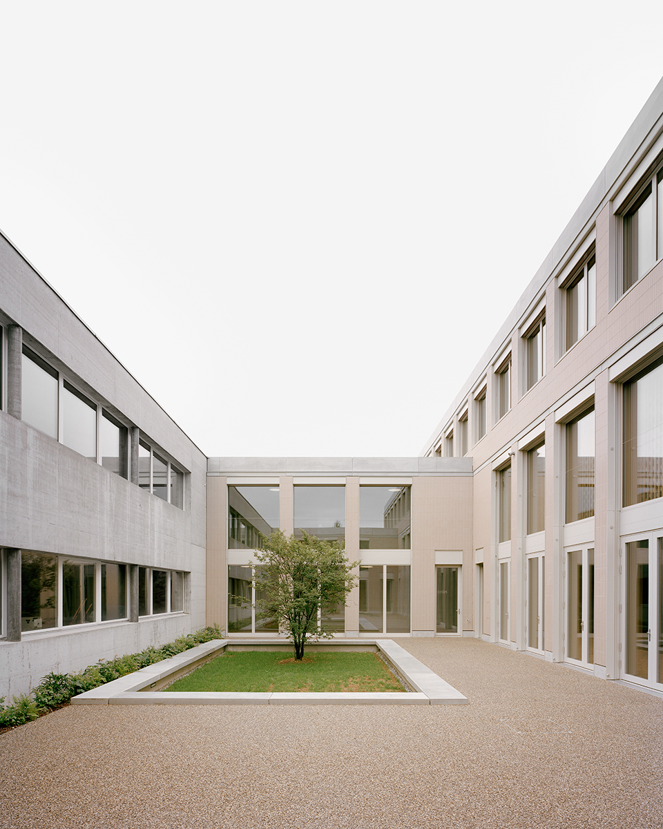 Der neue Patio dient als introvertierter Aussenraum und als Licht- und Verbindungsraum zwischen altem Klassentrakt und Neubau.
