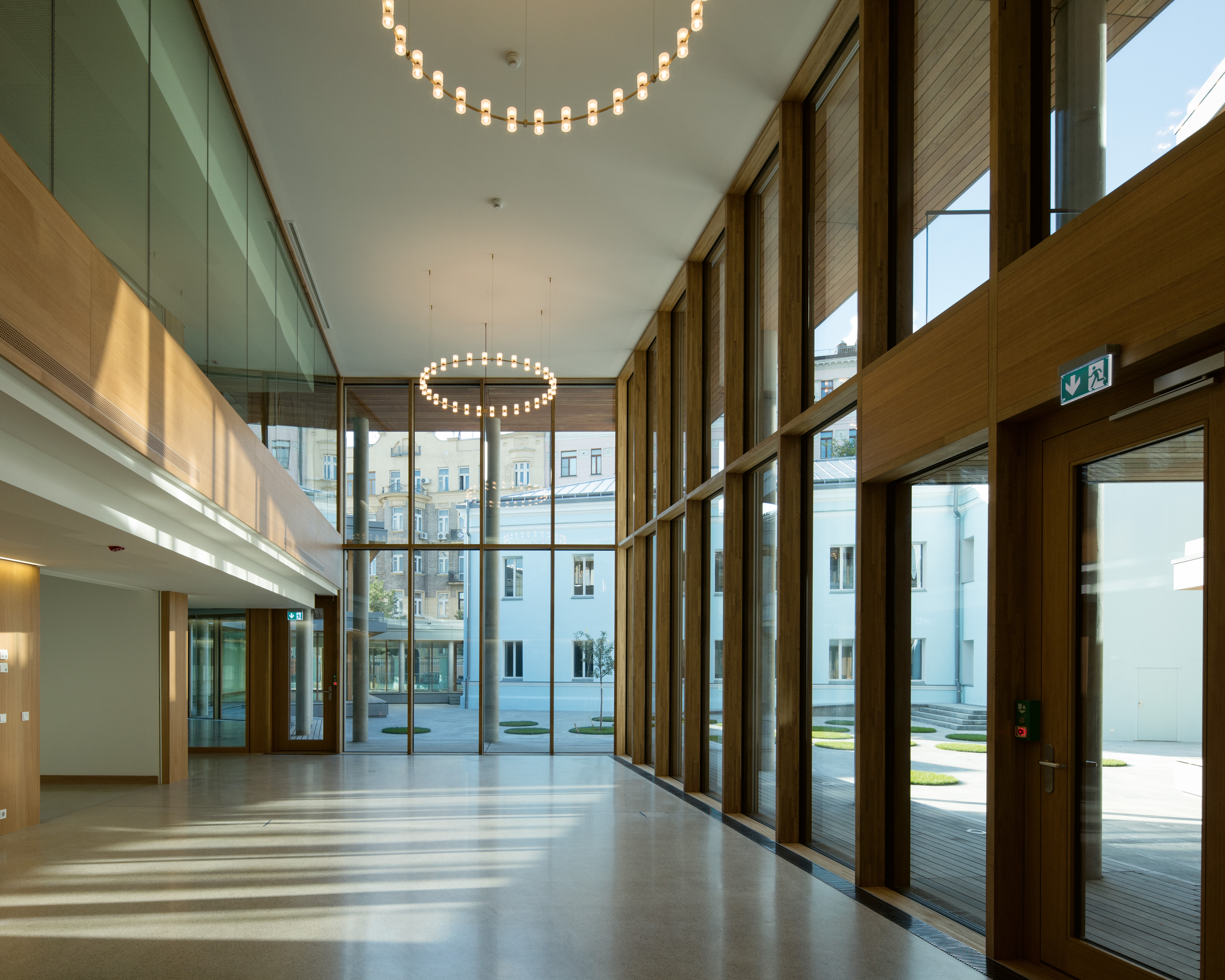 Le patio central unifie les services de l’ensemble diplomatique. Les visiteurs circulent par un couloir entourant ce patio, baignant dans la lumière et ponctué d’espaces de réunion ou de réception en double hauteur.