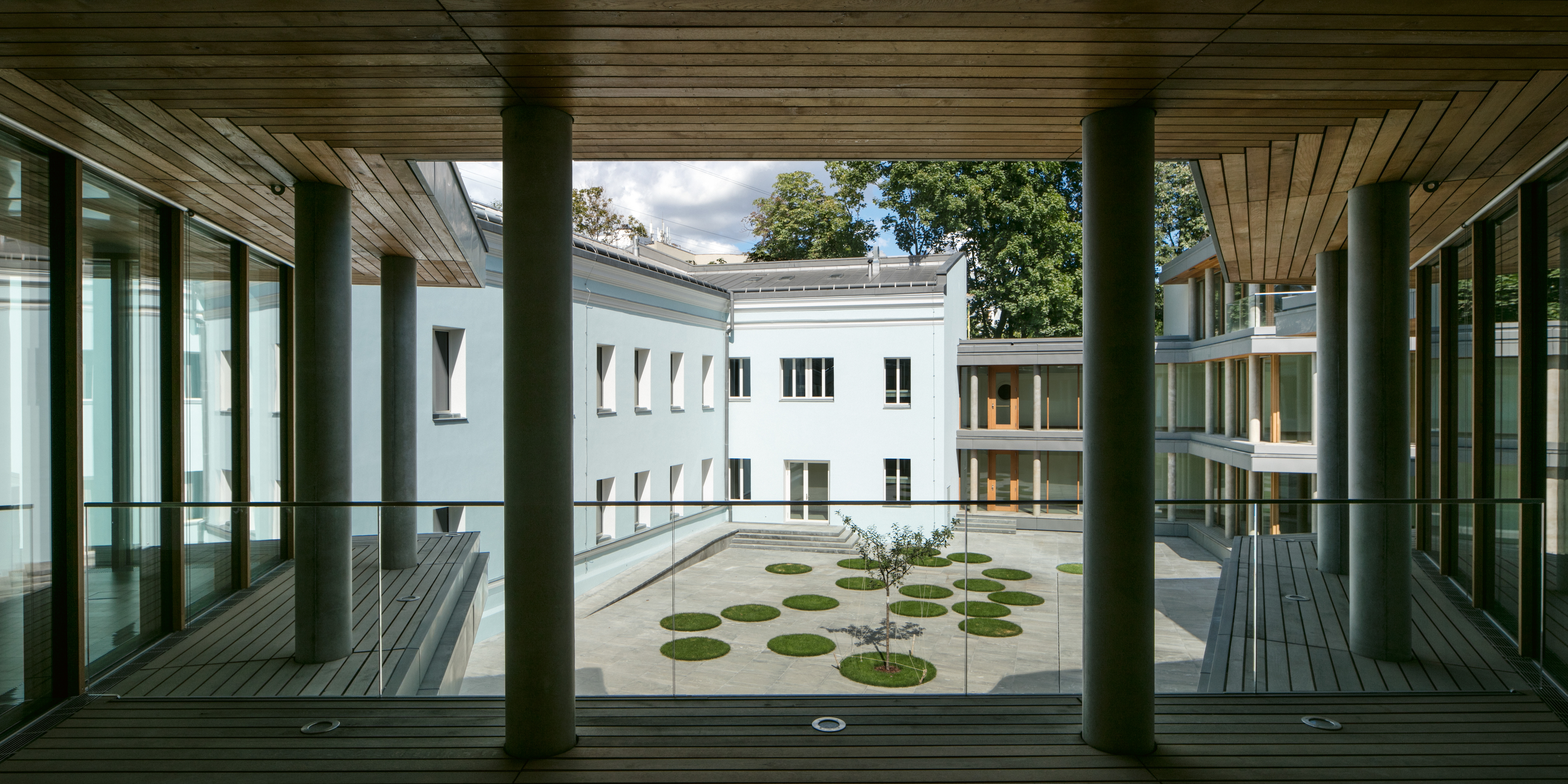 La circulation de l’ensemble diplomatique tourne autour du ­patio. Les salons de l’ancienne maison de maître sont distribués en enfilade et servent désormais d’espaces de réception.