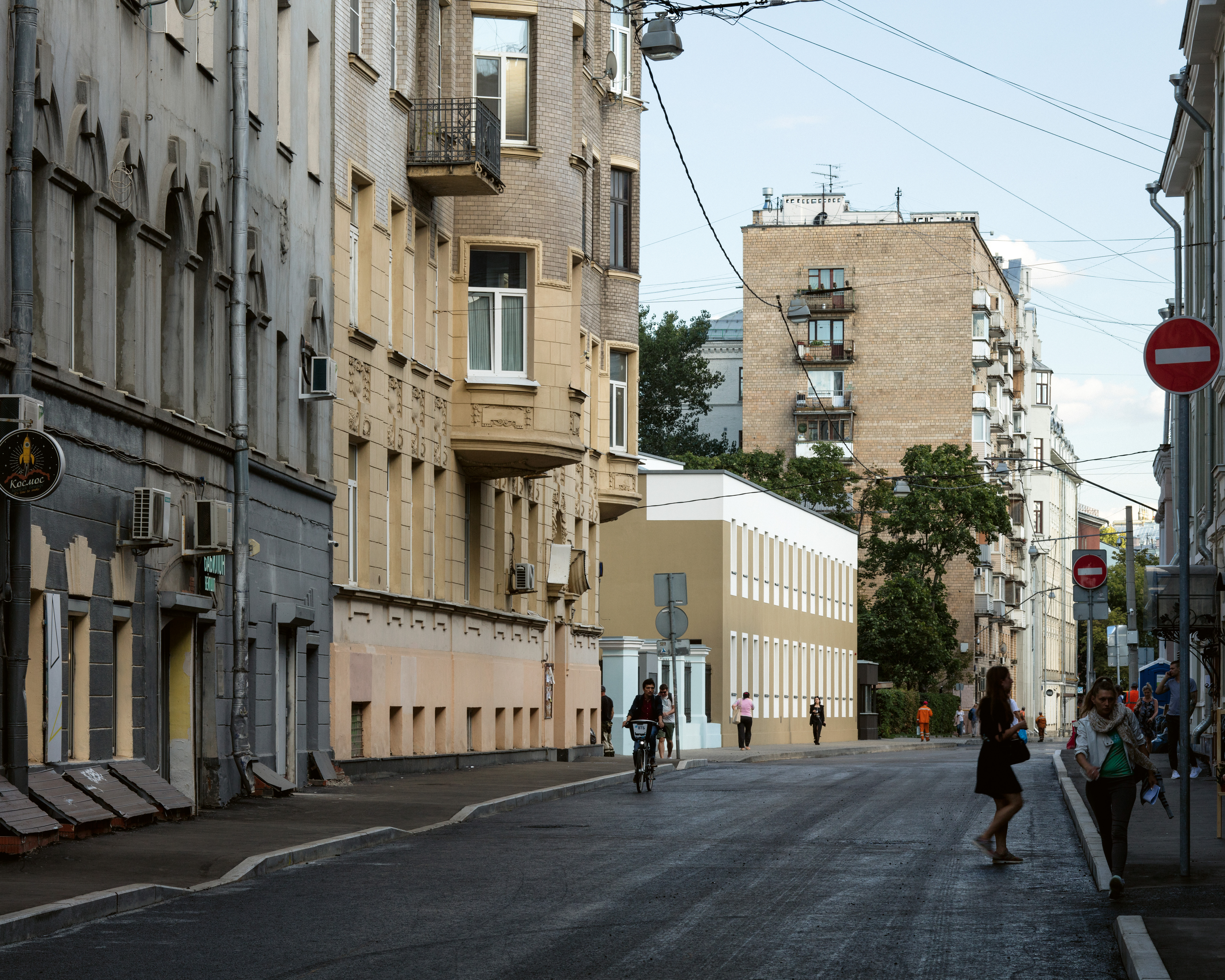 La présence discrète de l’ambassade sur la rue confirme l’intention de s’inscrire dans la continuité de l’atmosphère du faubourg moscovite. Les éléments caractéristiques sont simplement exprimés dans un langage graphique abstrait (entablement, cadres).