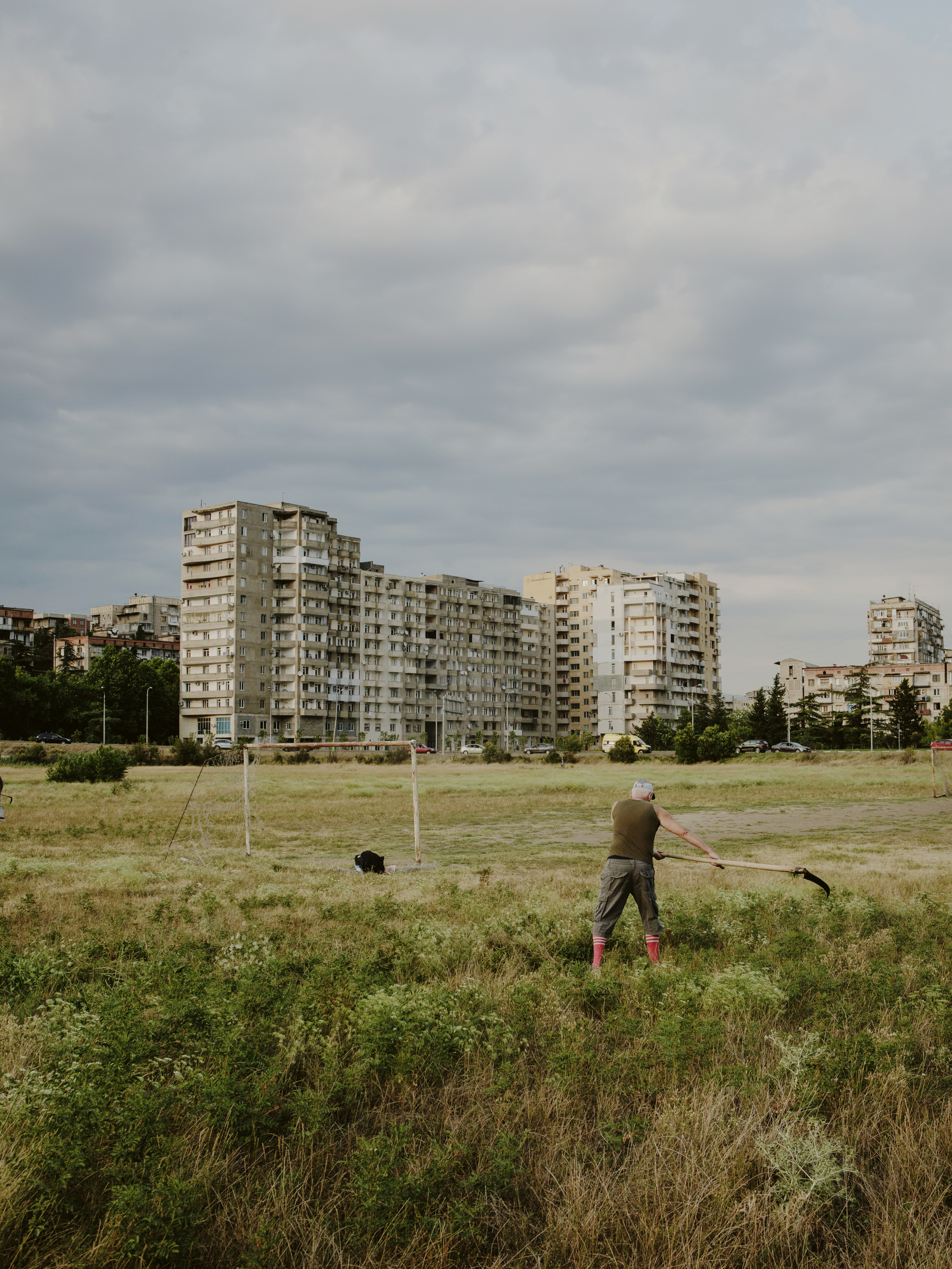 Faucheur sur l’ancien hippodrome de Tbilissi, désaffecté depuis la fin de l’URSS. Le site fait aujourd’hui office d’unique parc pour le quartier densément peuplé de Saburtalo. Bien que non aménagé, il est très apprécié des habitants. On y croise des coureurs de fond, des promeneurs avec leurs chiens, des étudiants indiens s’entraînant en cricket ou encore des joueurs de rugby amateur.