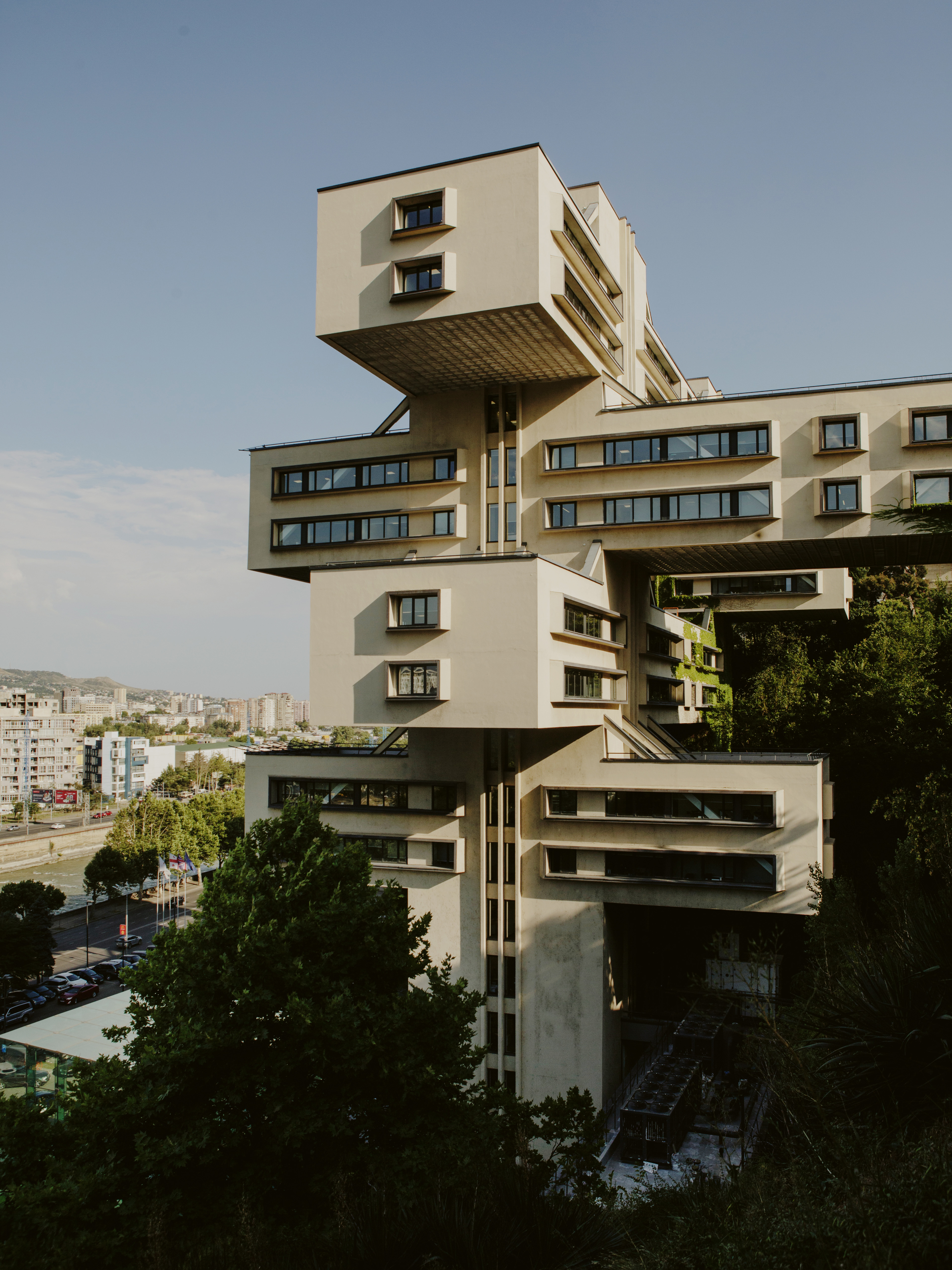 Siège actuel de la Banque de Géorgie, une des principales du pays. Achevé en 1975, ce bâtiment hébergeait le Ministère des routes durant la période soviétique. Il est l’œuvre de l’architecte géorgien Giorgi Chavchava qui était aussi sous-ministre des Routes dans les années 1970. Il est protégé depuis 2007, son architecture originale le classe parmi les édifices soviétiques les plus reconnaissables et les plus photographiés de la ville.
