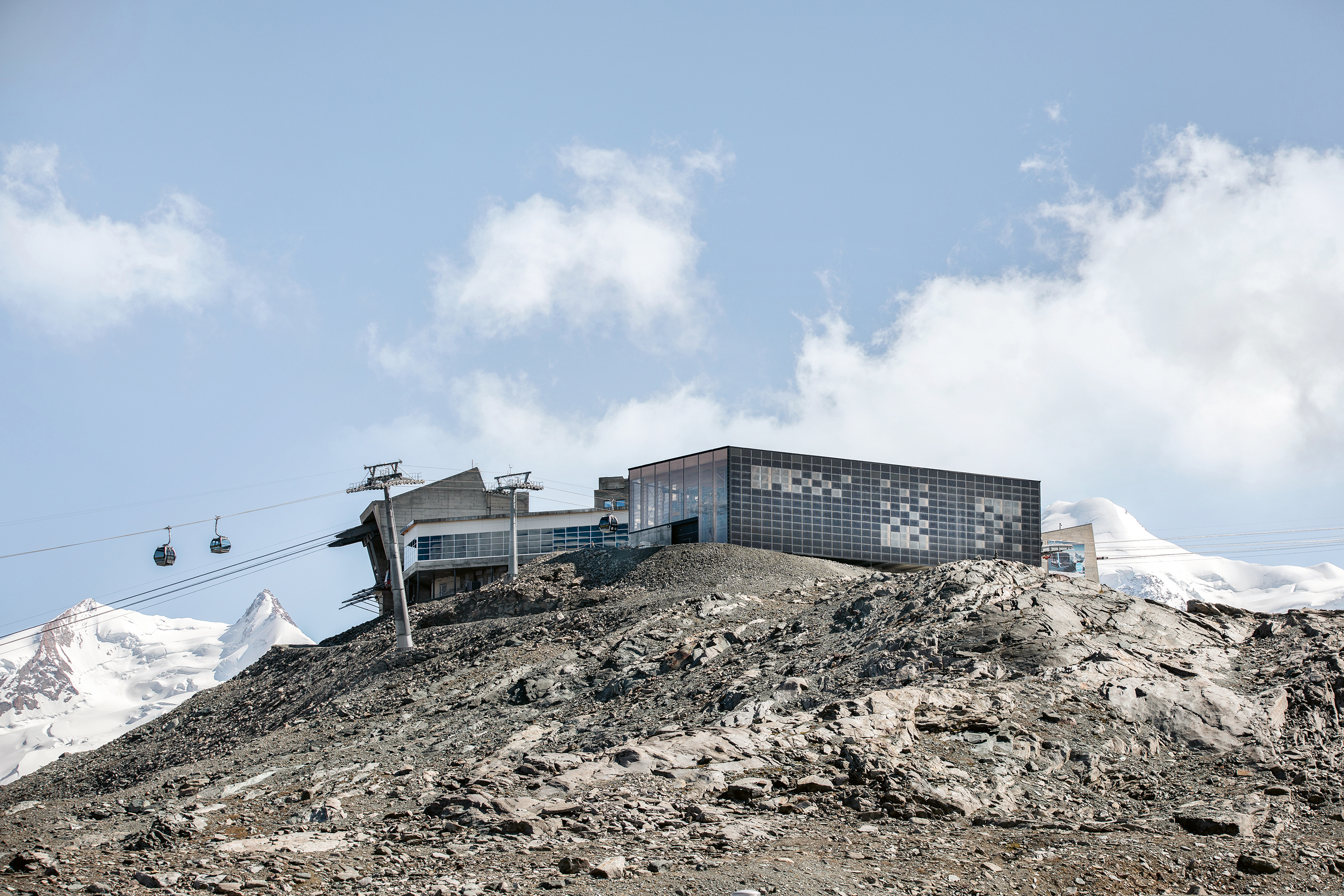 Talstation des Matterhorn glacier ride auf dem Trockenen Steg. Die Gondeln kommen von der Station Furgg herauf (Verbindung über Schwarzsee mit Furi und Zermatt). Die hintere Seilbahn ist die direkte Verbindung Zermatts über Furi.