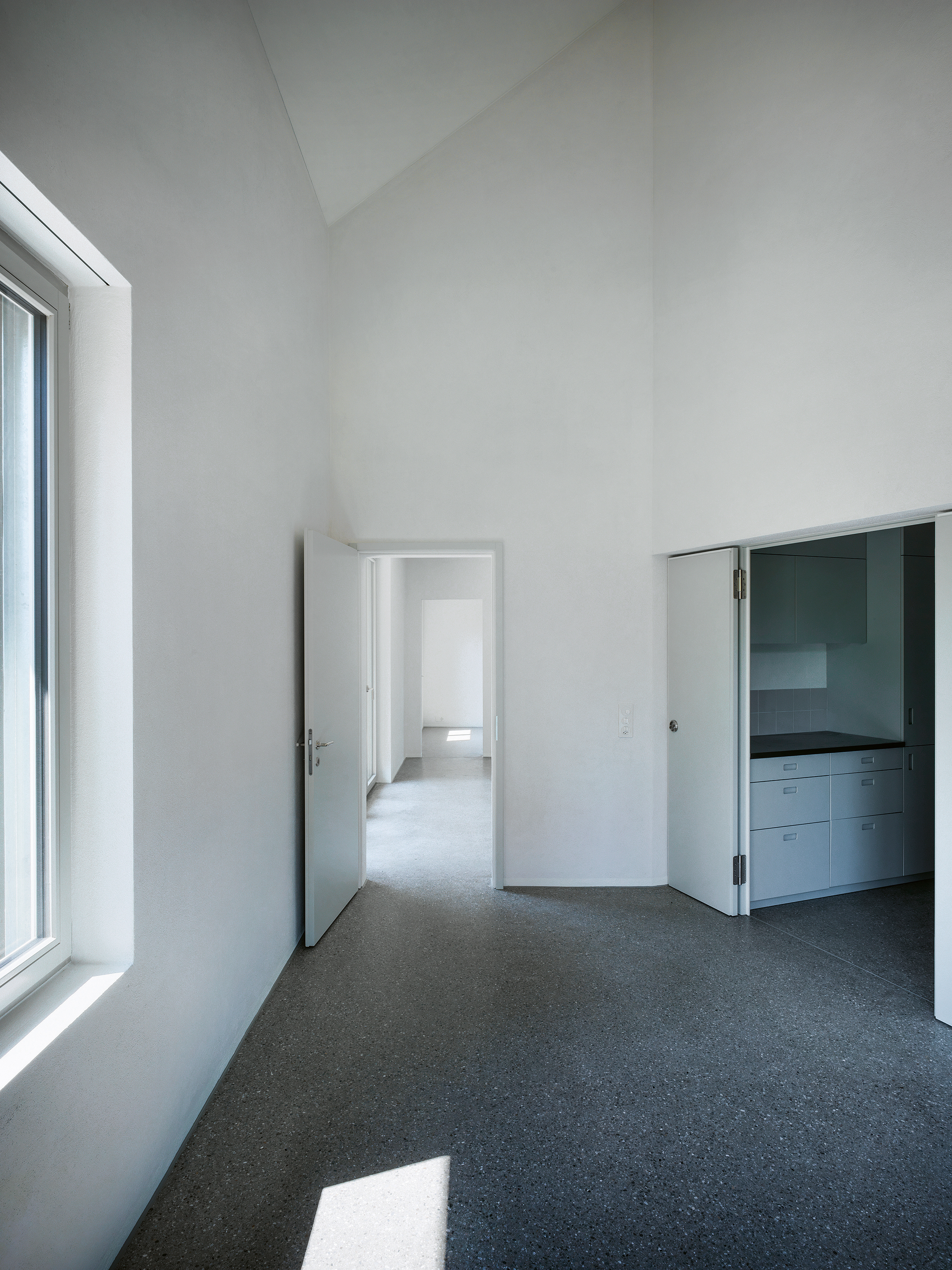 Haus Zwyssigstrasse 12, OG: Auf jeder Etage gibt es mindestens einen überhohen Raum, sodass sich die Grundrisse vertikal verschränken.