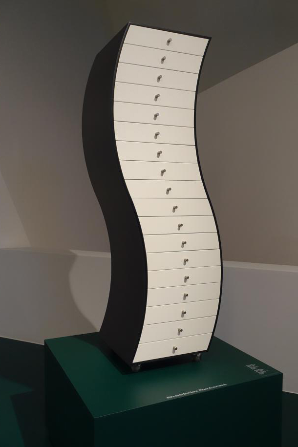 Dieser hüftschwingende Schubladenstapel «Side 1» ist ein Entwurf von Shiro Kuramata für Cappellini aus dem Jahr 1970. Sperrholz, lackiert.