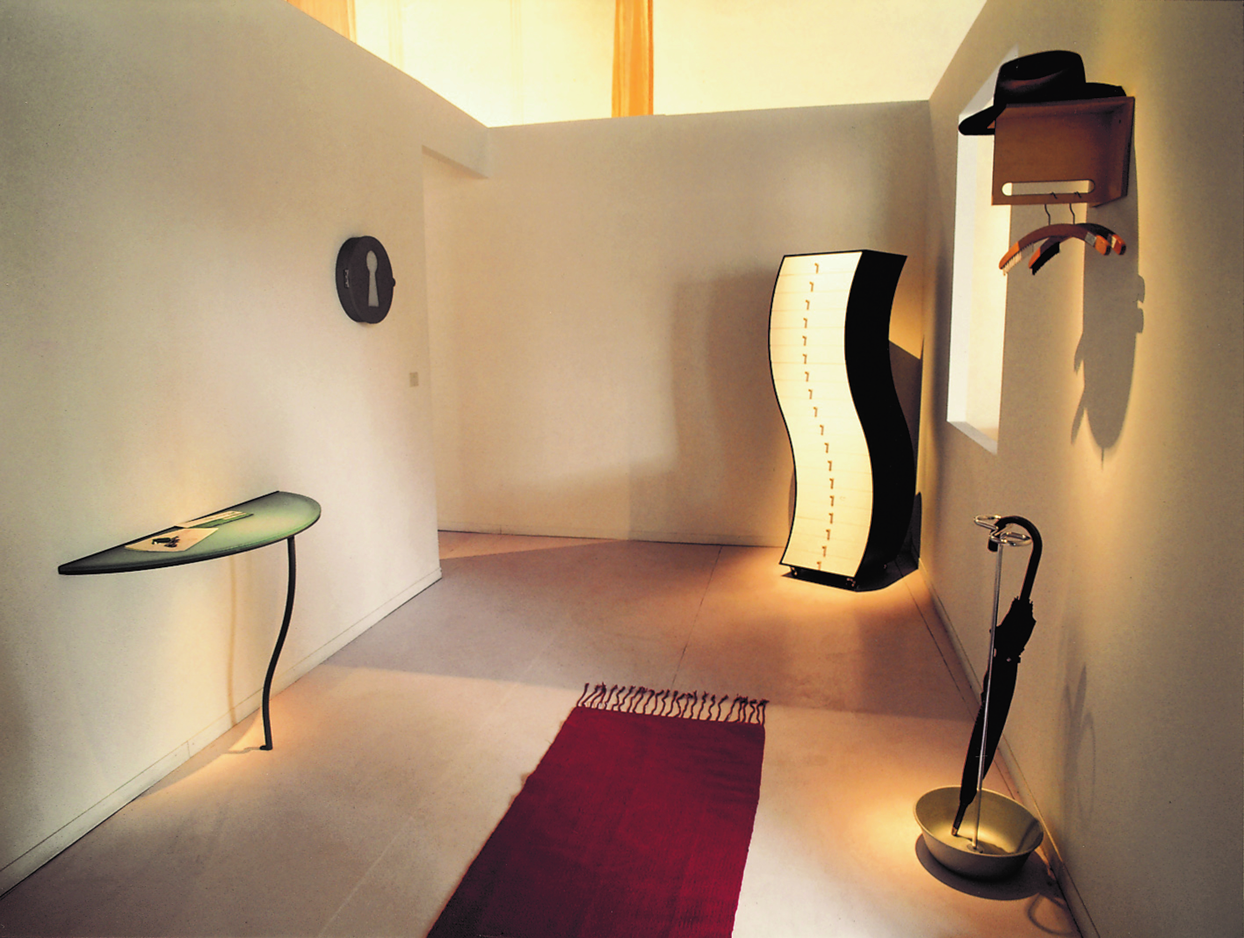 Fotografie einer Innenausstattung für Cappellini von Jasper Morrison (1992). In der Ecke hinten die Schubladenkommode «Side 1» von Shiro Kuramata.