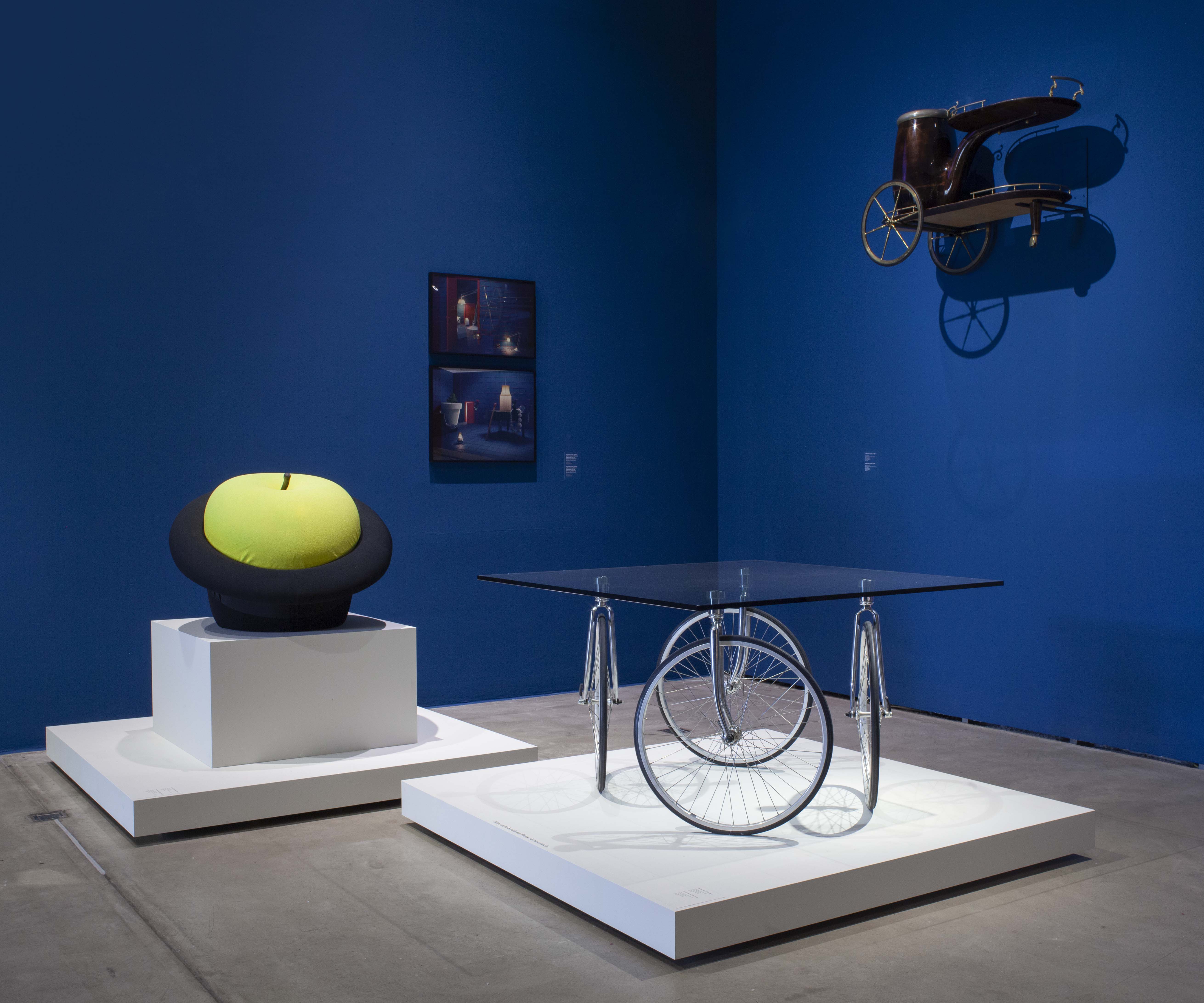 Blick in die Ausstellung. Links «MAgriTTA» von Roberto Sebastian Matta Echaurren (1970), rechts der Tisch «Tour» von Gae Aulenti. An der Wand rechts oben «La pipa» von Aldo Tura (ca. 1960), ein aus Holz und Metall gebauter Servierwagen in Form einer Tabakspfeife.