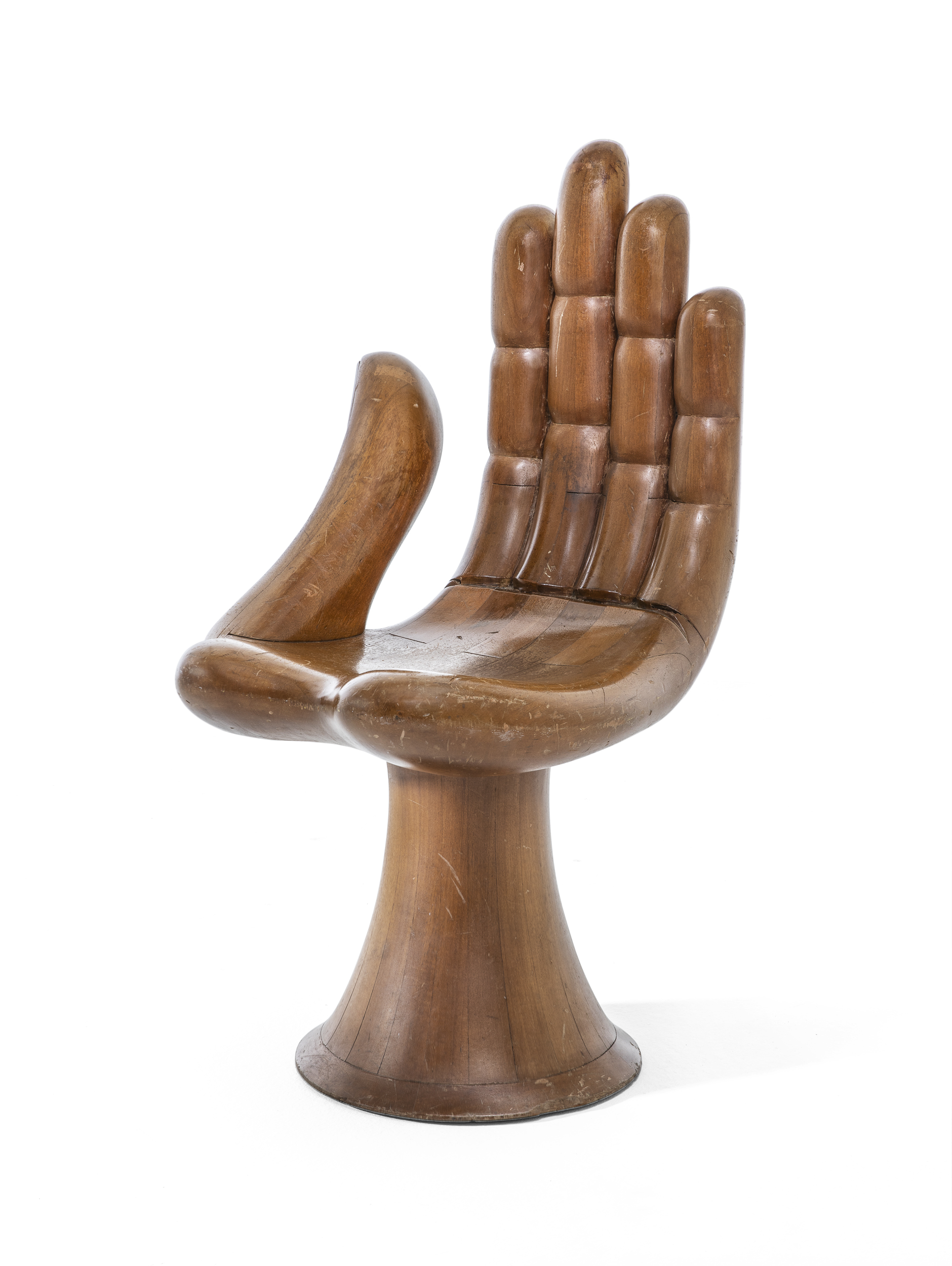 Auf Anregung des Malers und Bildhauers Matthias Goeritz liess Pedro Friedeberg in Mexiko eine Holzhand schnitzen, so gross wie ein Sessel. Der französisch-schweizerisch-brasilianische Kunsthändler Georges F. Keller bestellte davon mehrere Exemplare. Im Bild: Pedro Friedeberg, «Hand Chair», ca. 1965.