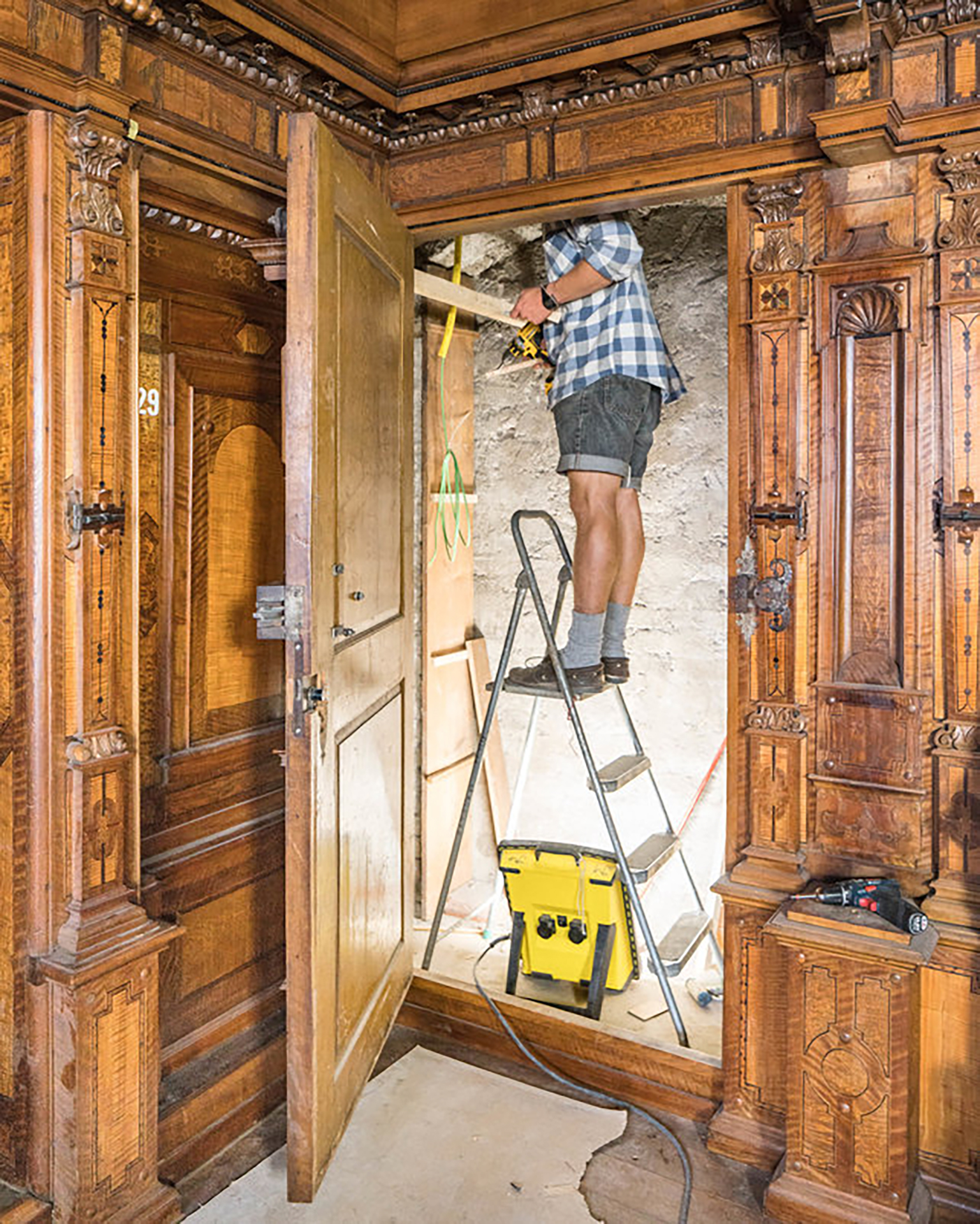 Einbau von technischen Elementen in den historischen Zimmern.