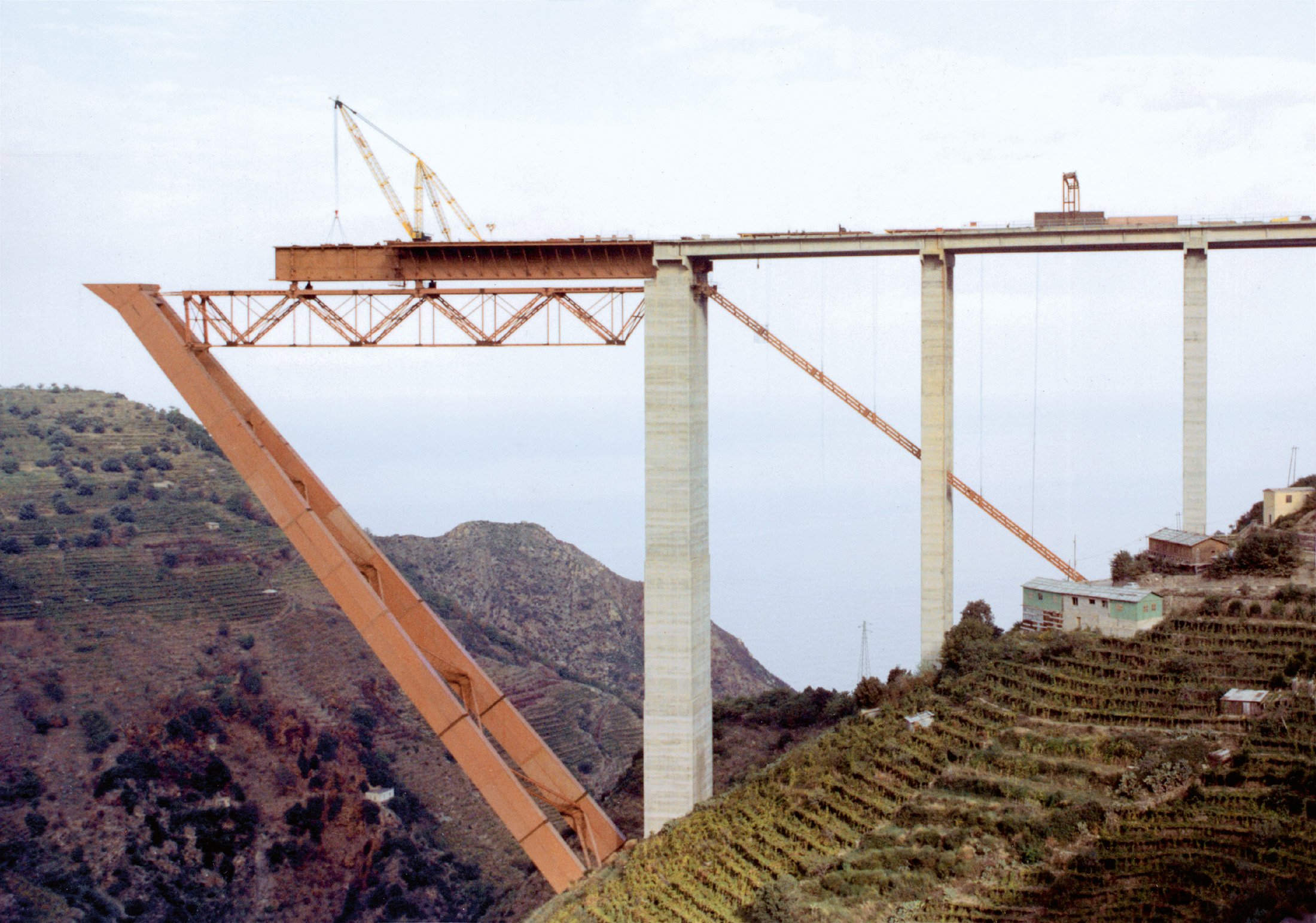 Viadotto sul Torrente Sfalassà, 1968-1972. Montaggio dei moduli dell’impalcato, vista laterale