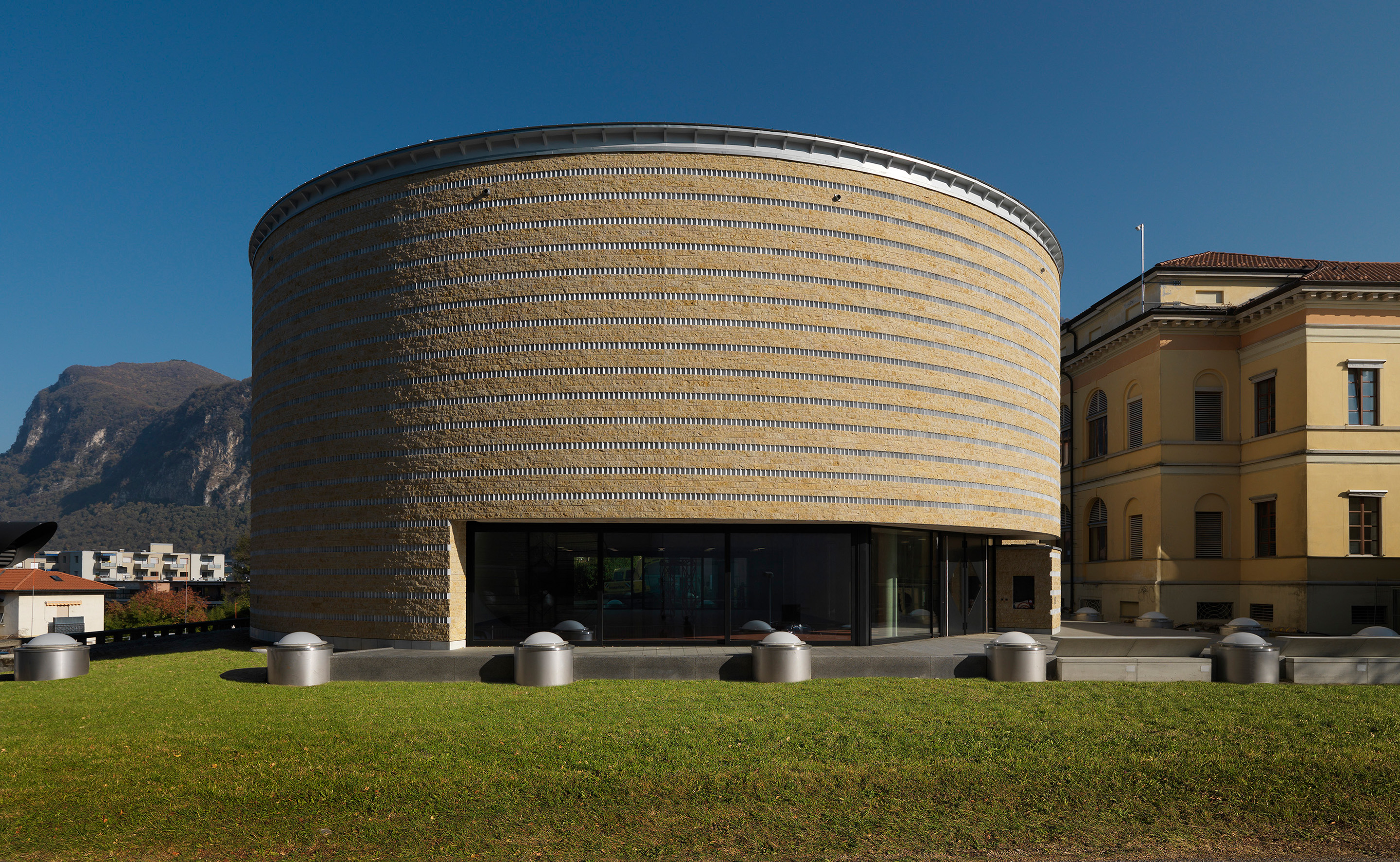 Il Teatro dell'architettura di Mendrisio, progettato da Mario Botta, dialoga con Palazzo Turconi e segna il centro del campus dell'Accademia di architettura.