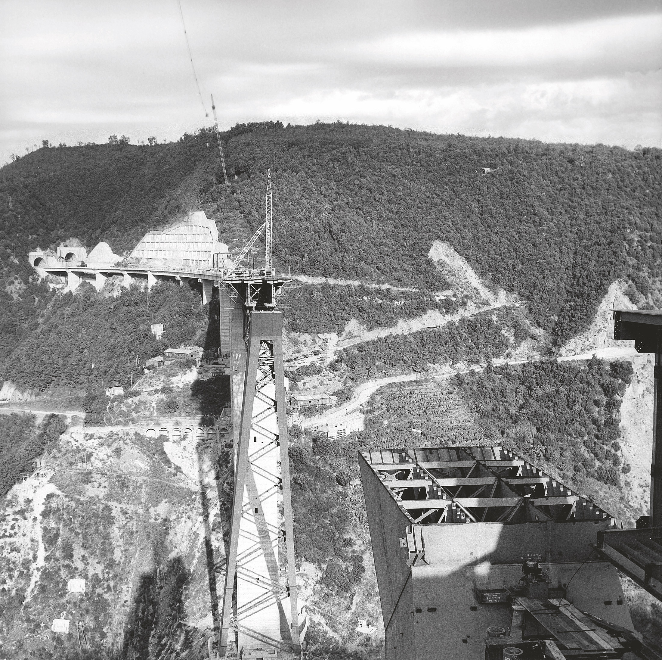 Viadotto sul Torrente Sfalassà, 1968-1972. Montaggio dei moduli dell’impalcato, vista frontale