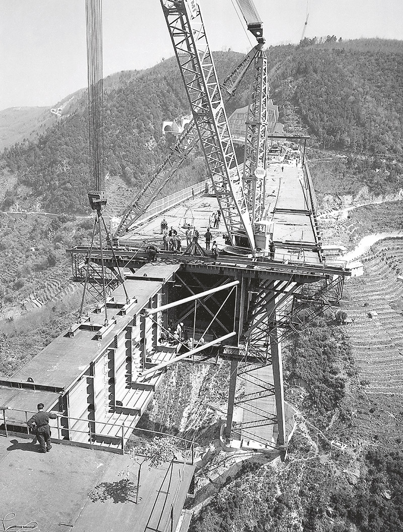 Viadotto sul Torrente Sfalassà, 1968-1972. Montaggio del modulo centale dell’impalcato, vista di dettaglio del cassone