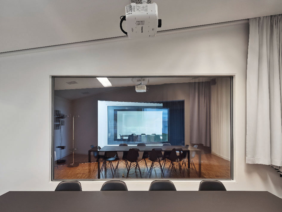 Dans les salles de réunion, les murs étant positionnés de façon à former des angles convexes ou concaves, la transparence et le reflet du verre créent un effet de superposition, comme un arrêt sur image lors d’un fondu enchaîné.