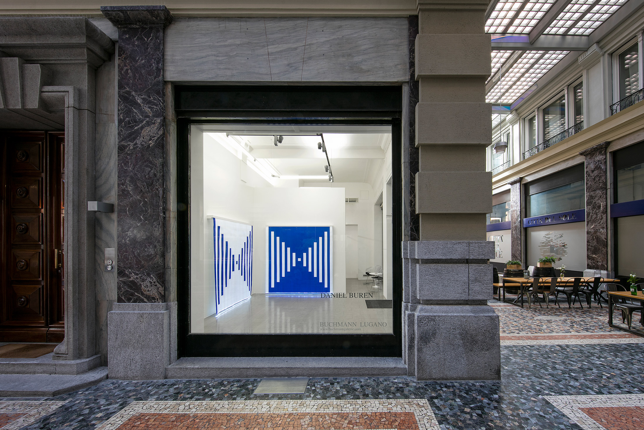 Protagonista alla Buchmann Galerie è Daniel Buren. Nella foto, la sua opera «Fibres optiques – Bleu foncé. Diptyque K1+K2», 2013. Tessuto in fibra ottica, LED (bianco, blu scuro), acciaio composto da due parti, ognuna di 217,5 x 217,5 cm.