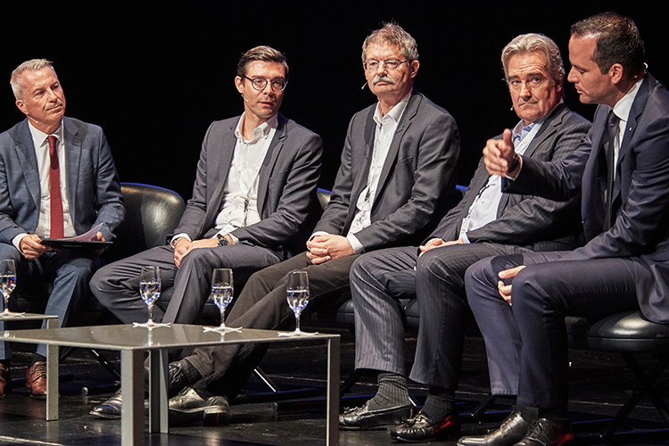 Podiumsgespräch: (v. l. n. r.) Moderator Reto Lipp; Jens Vollmar, Implenia; Peter Richner, Empa; Reto Ringger, CEO Globalance Bank; Damian Müller, FDP-Ständerat Kanton Luzern.