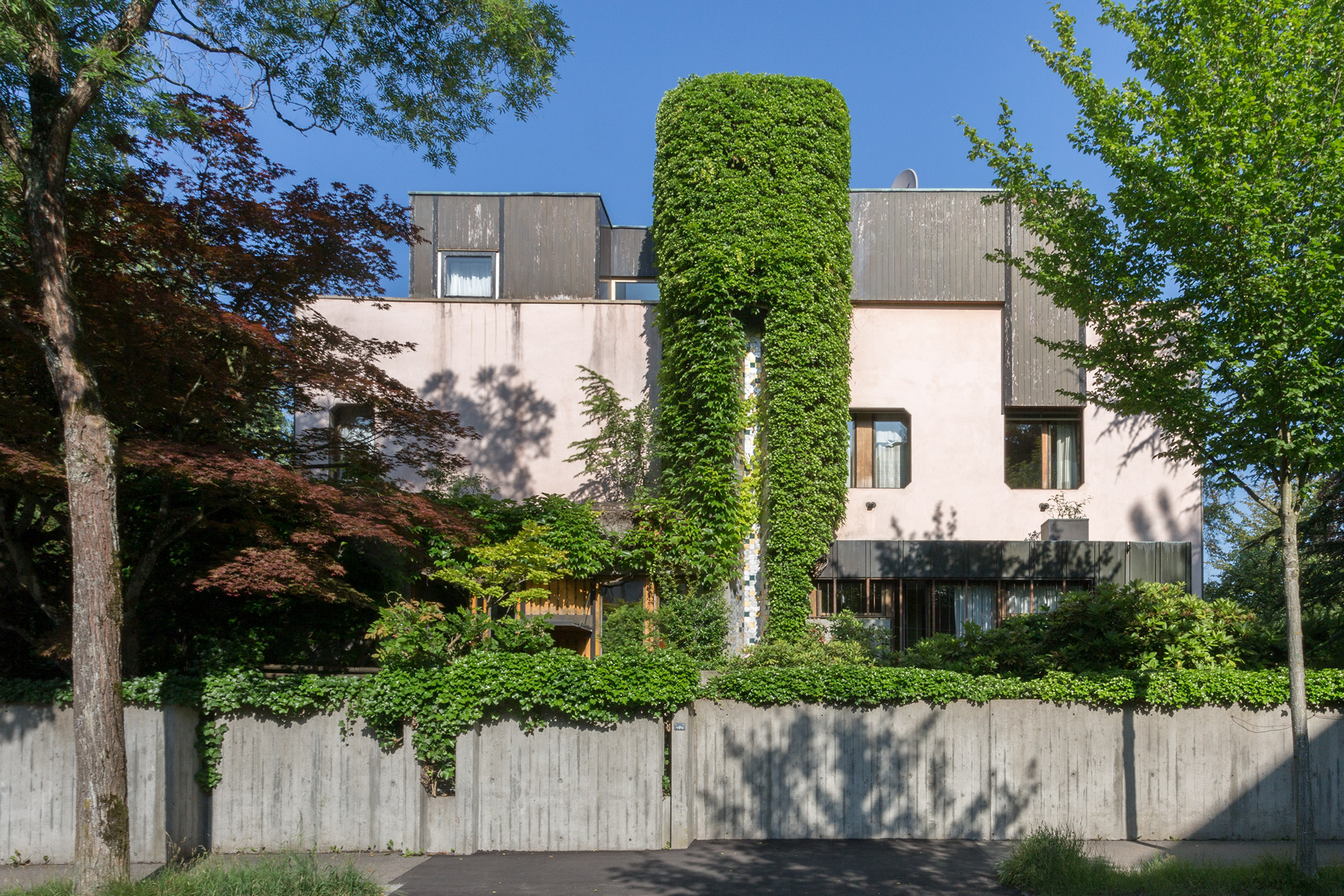 La maison Zentner, unique projet réalisé par Carlo Scarpa en dehors du territoire italien, est visible depuis l’Aurorastrasse à Zurich.