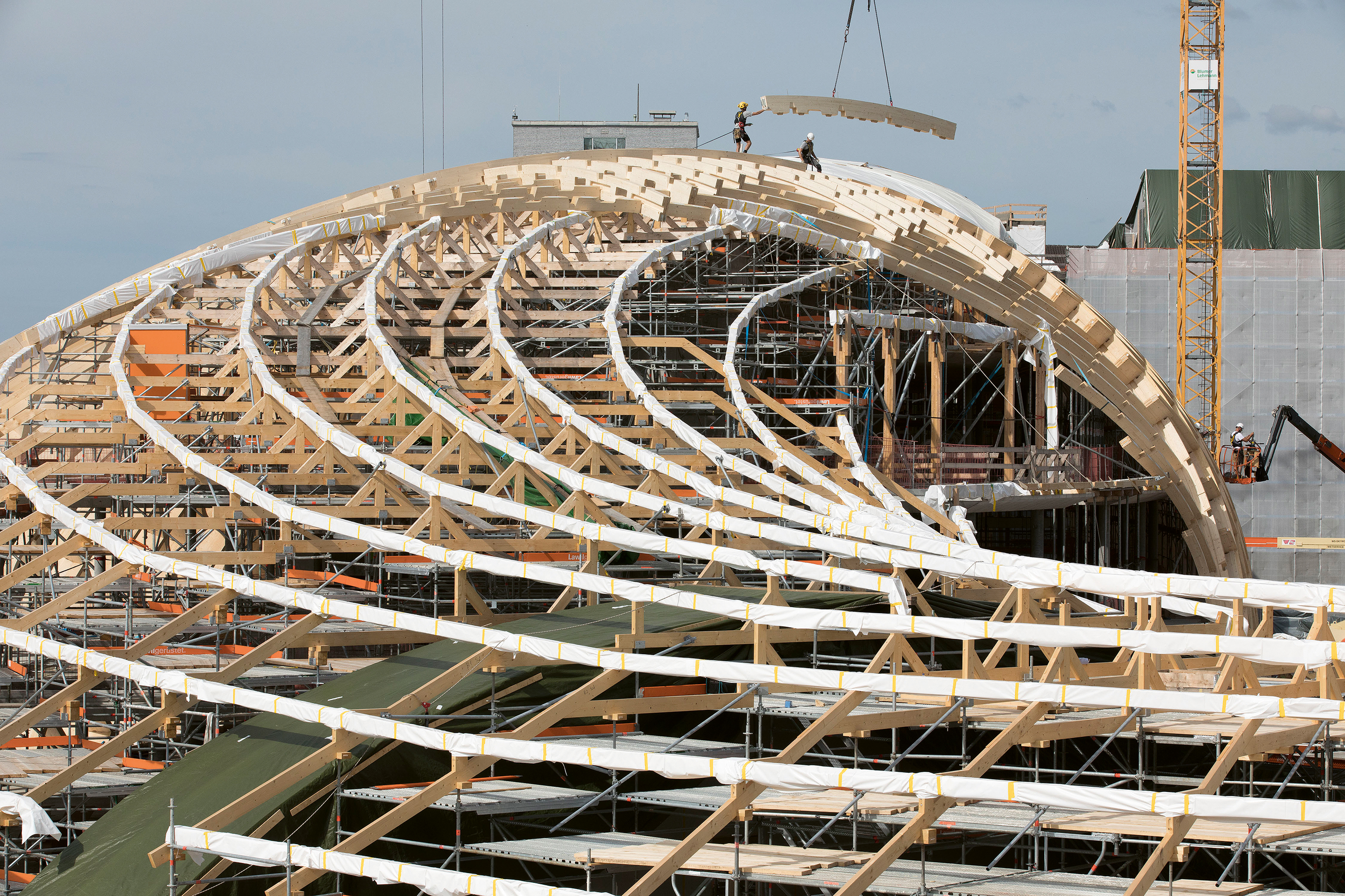 Swatch-Bau, Biel. Montage Holzgitter.