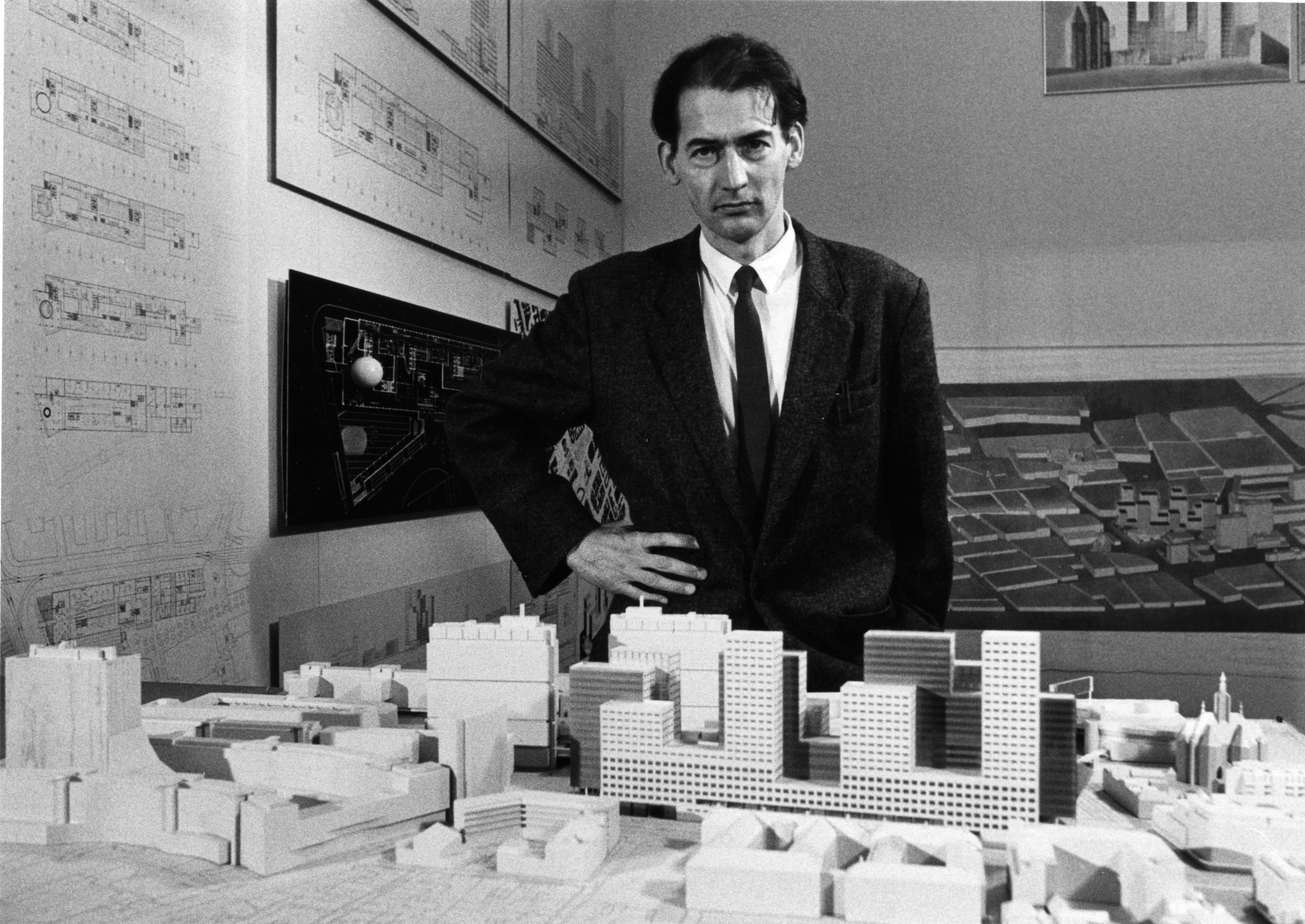 Rem Koolhaas présente son projet pour l'hôtel de ville de La Haye en 1986.