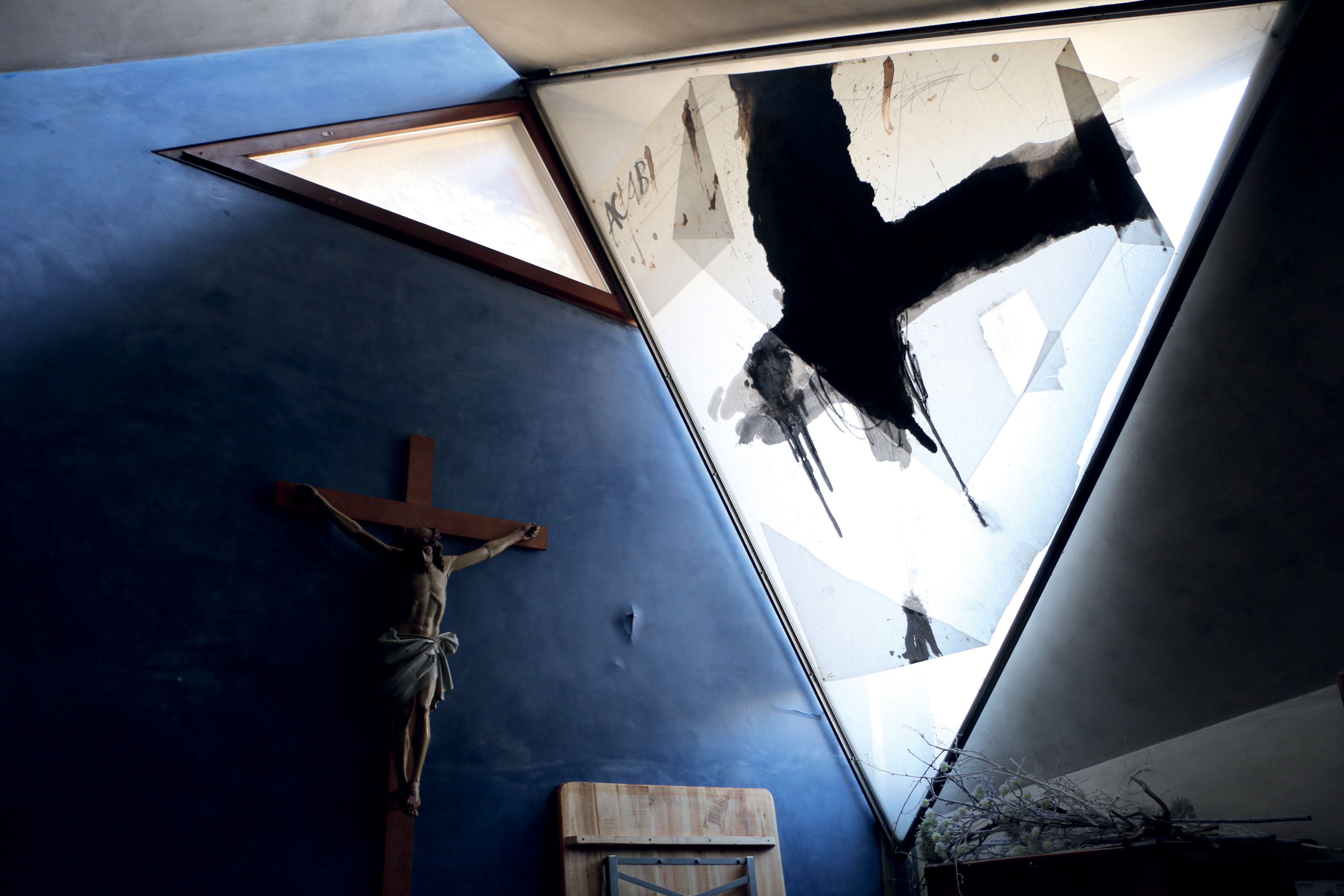 Un vitrail en tissu: intervention d'Antoni Tàpies