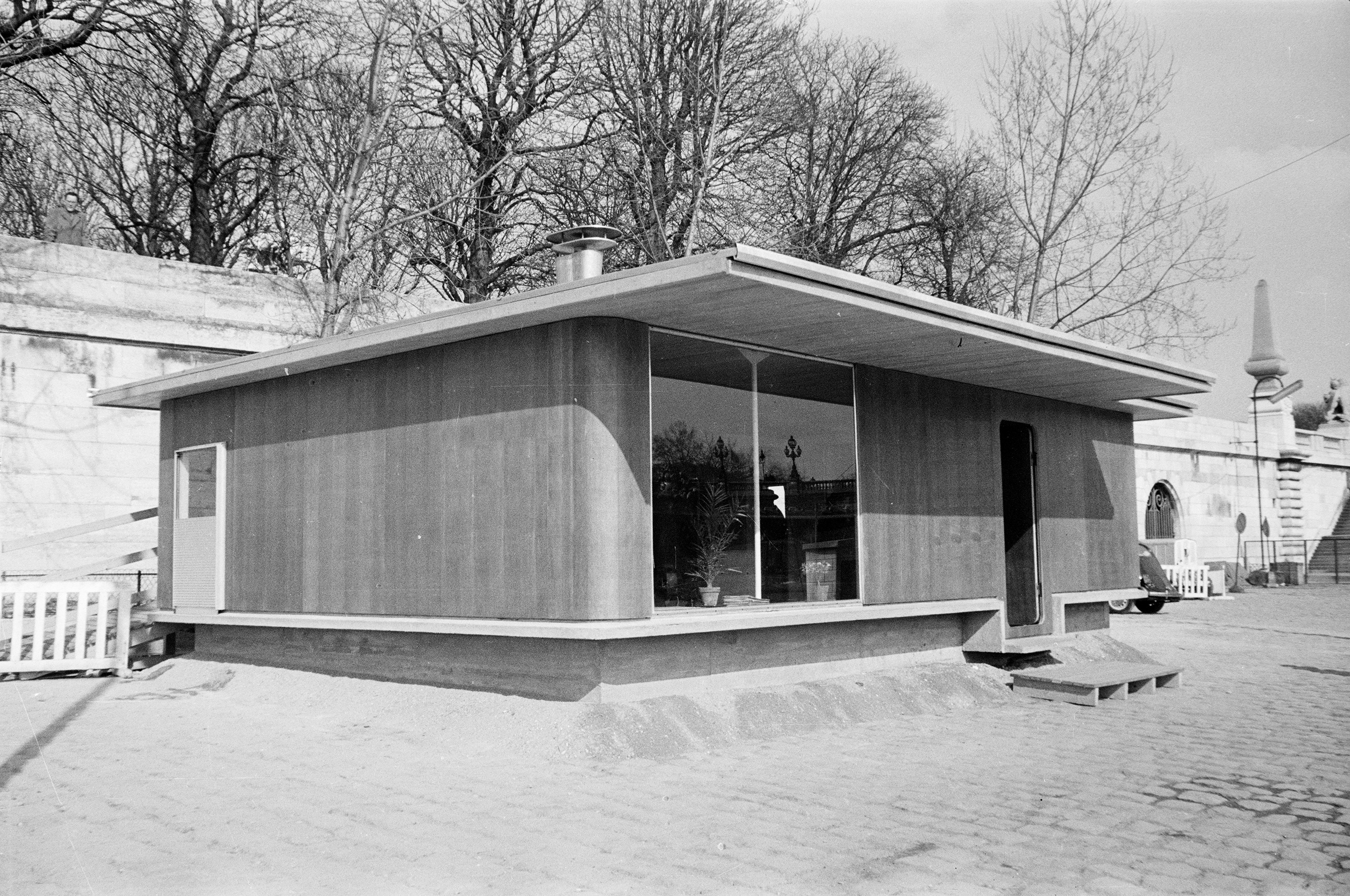 La « maison des jours meilleurs » selon Jean Prouvé sur le quai Alexandre III, à Paris, en 1956