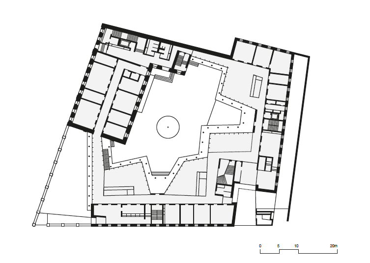 Grundriss EG: Die beiden Neubauten und das Herrenhaus (links) umschliessen den bewegten Innenhof.