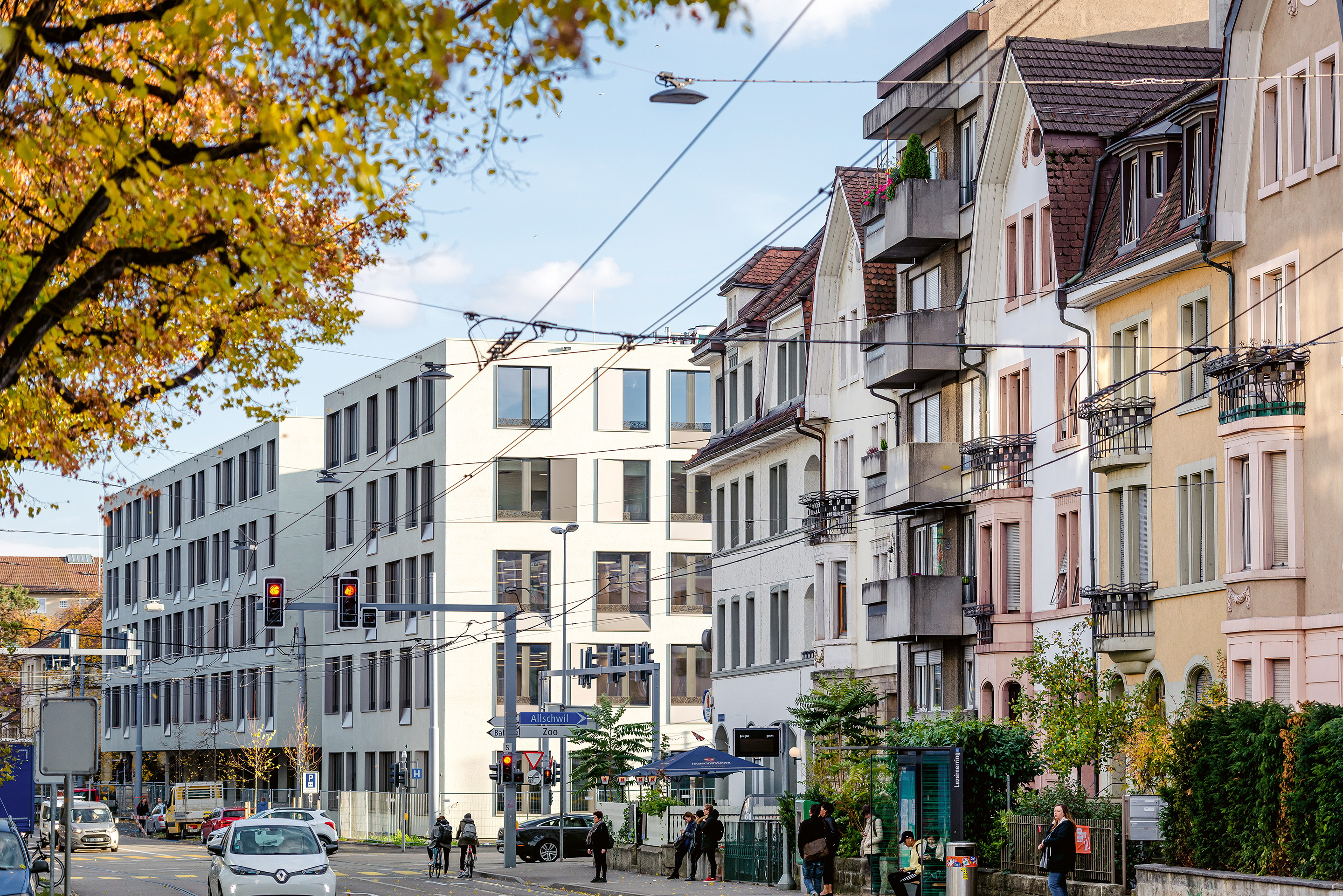 Der Neubau fügt sich durch die Einbindung aller Massstäbe leise und mit Respekt vor dem Bestand in das heterogene Umfeld.