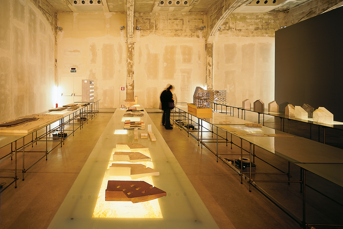 Blick in die Ausstellung «Works in Progress. Stores, Offices, Factories. New York, Los Angeles, San Francisco, Tokyo, Terranuova, Arezzo. Domus 835».