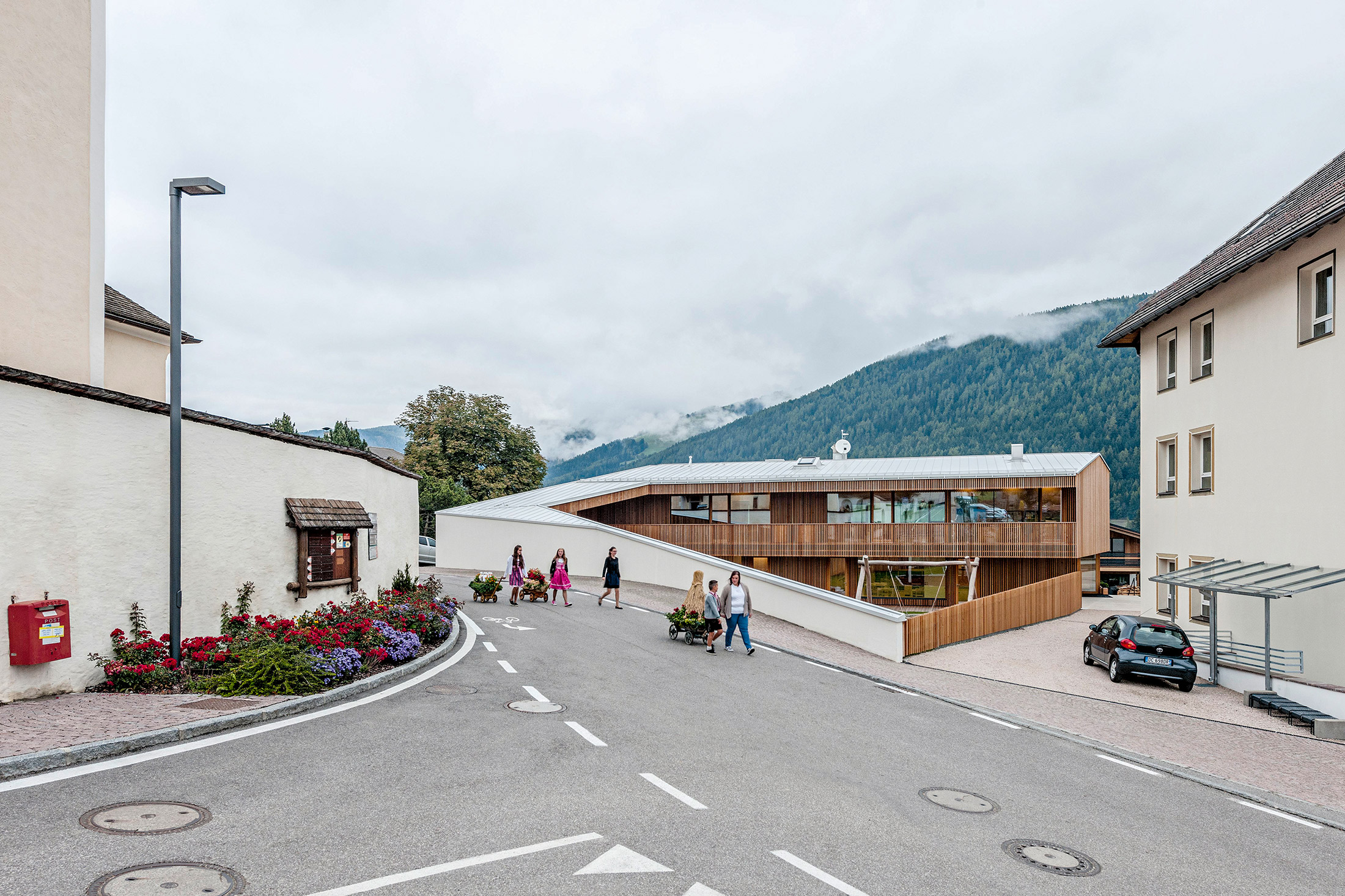 La scuola dell'infanzia di Olang/Valdaora, progettata dallo studio viennese feld72 Architekten