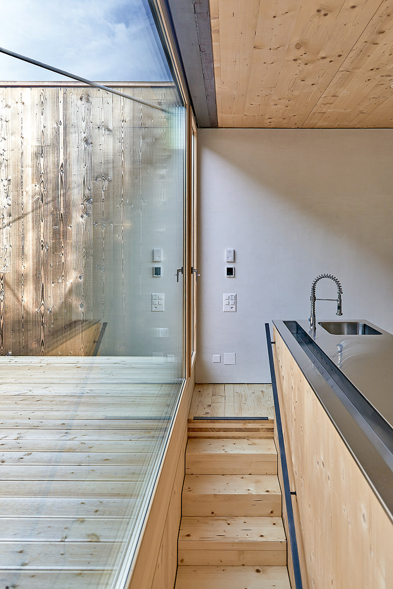 La casa doppia progettata a Monte Carasso da Guidotti Architetti