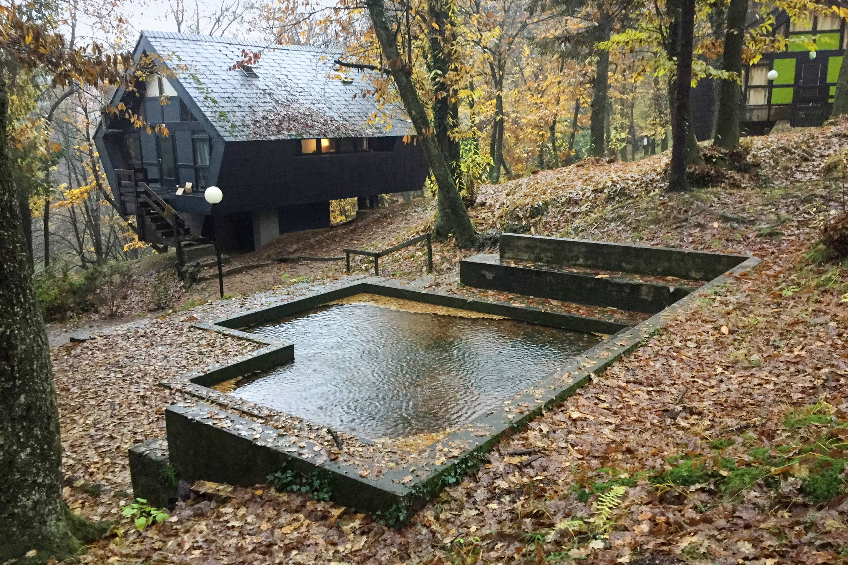 Feriendorf Bosco della Bella, Malcantone: Die Aussenanlagen eignen sich ebenso zum Erholen wie zum Spielen.