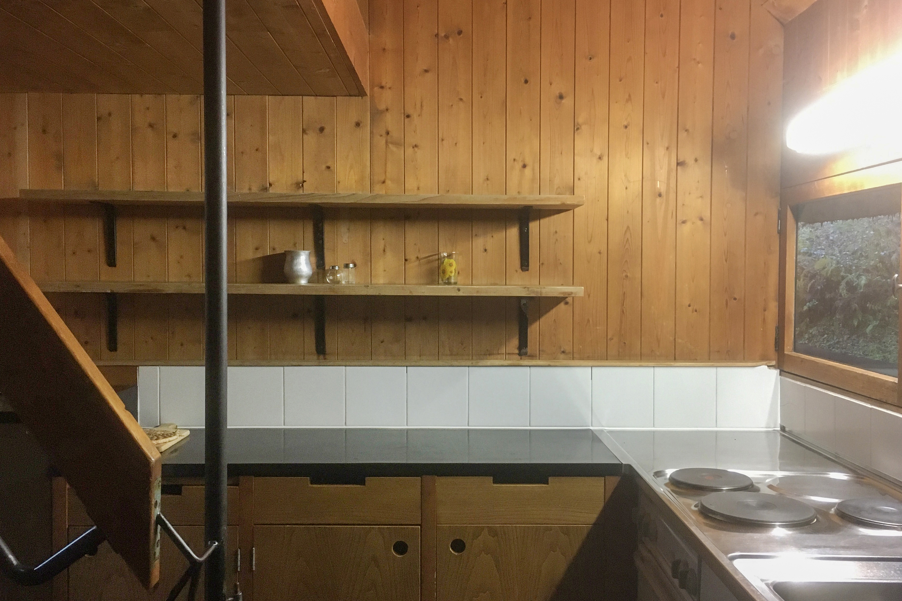 Feriendorf Bosco della Bella, Malcantone: Einfache Küchen bilden einen Teil des Gemeinschaftsraums.