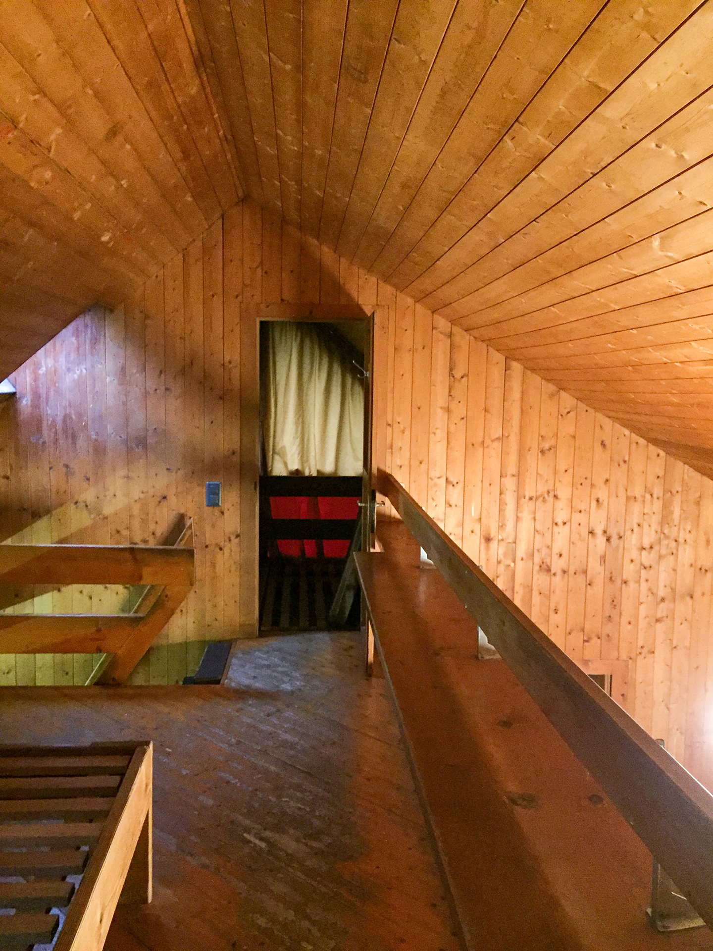 Feriendorf Bosco della Bella, Malcantone: Unter der schützenden Schräge auf der Galerieebene sind die Schlafplätze.
