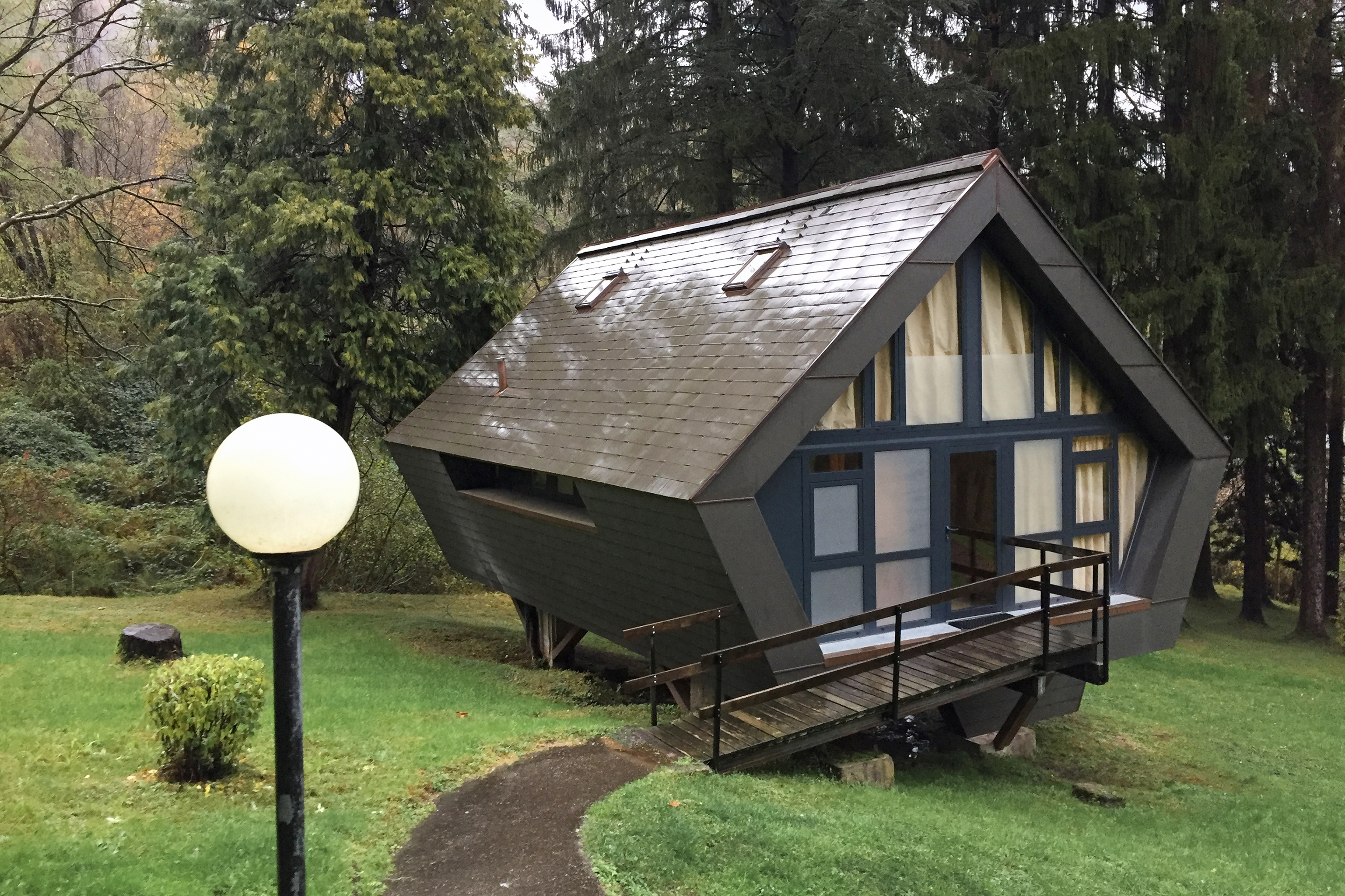 Feriendorf Bosco della Bella, Malcantone: Einige Häuser sind in Privatbesitz übergegangen.  Farbkonzept und Proportionen blieben hier auf der Strecke.