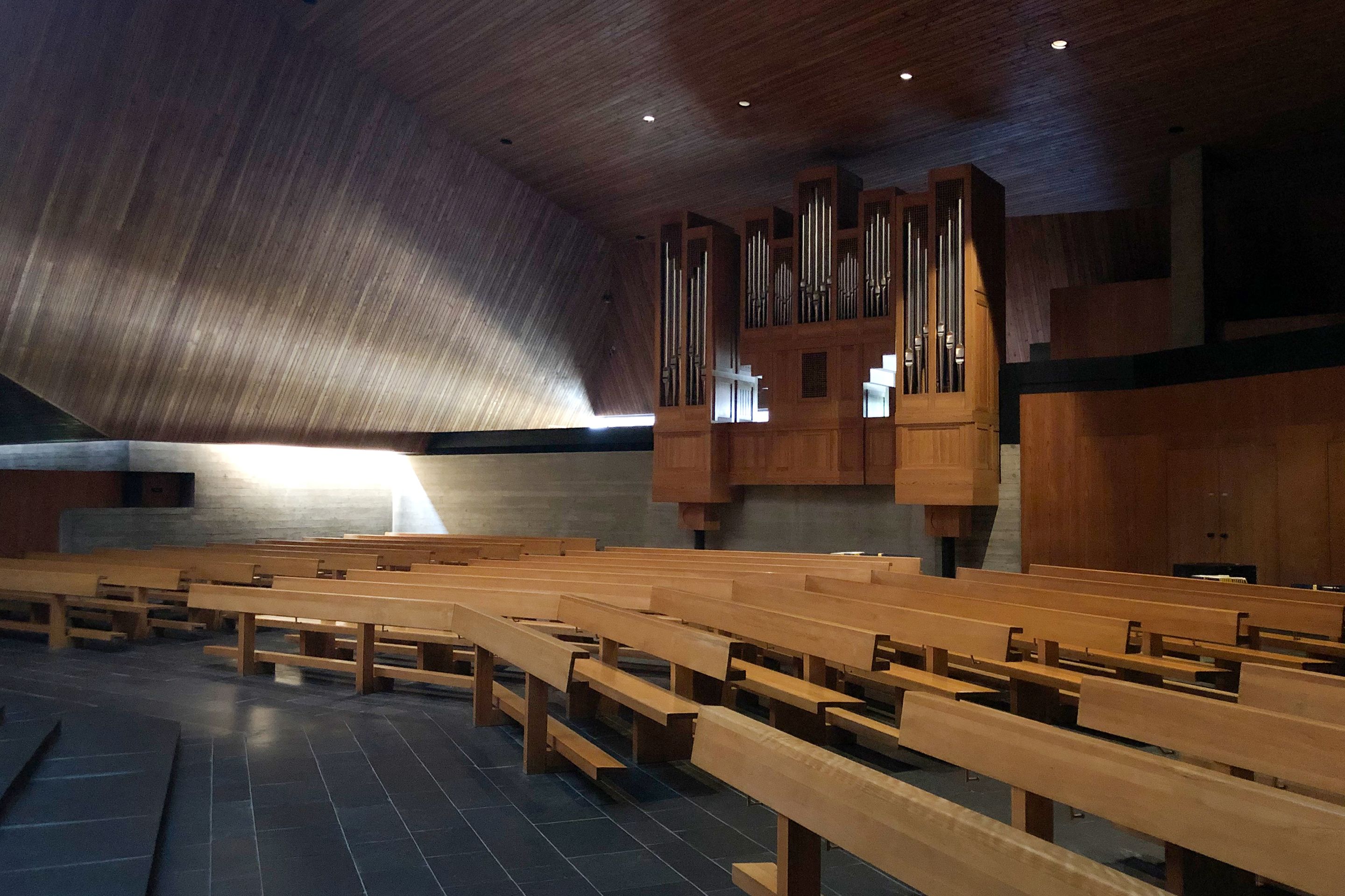 Kirche Maria Krönung, Zürich Witikon: Wie in einem Bauernhaus ist das behütende Dach weit hinuntergezogen.