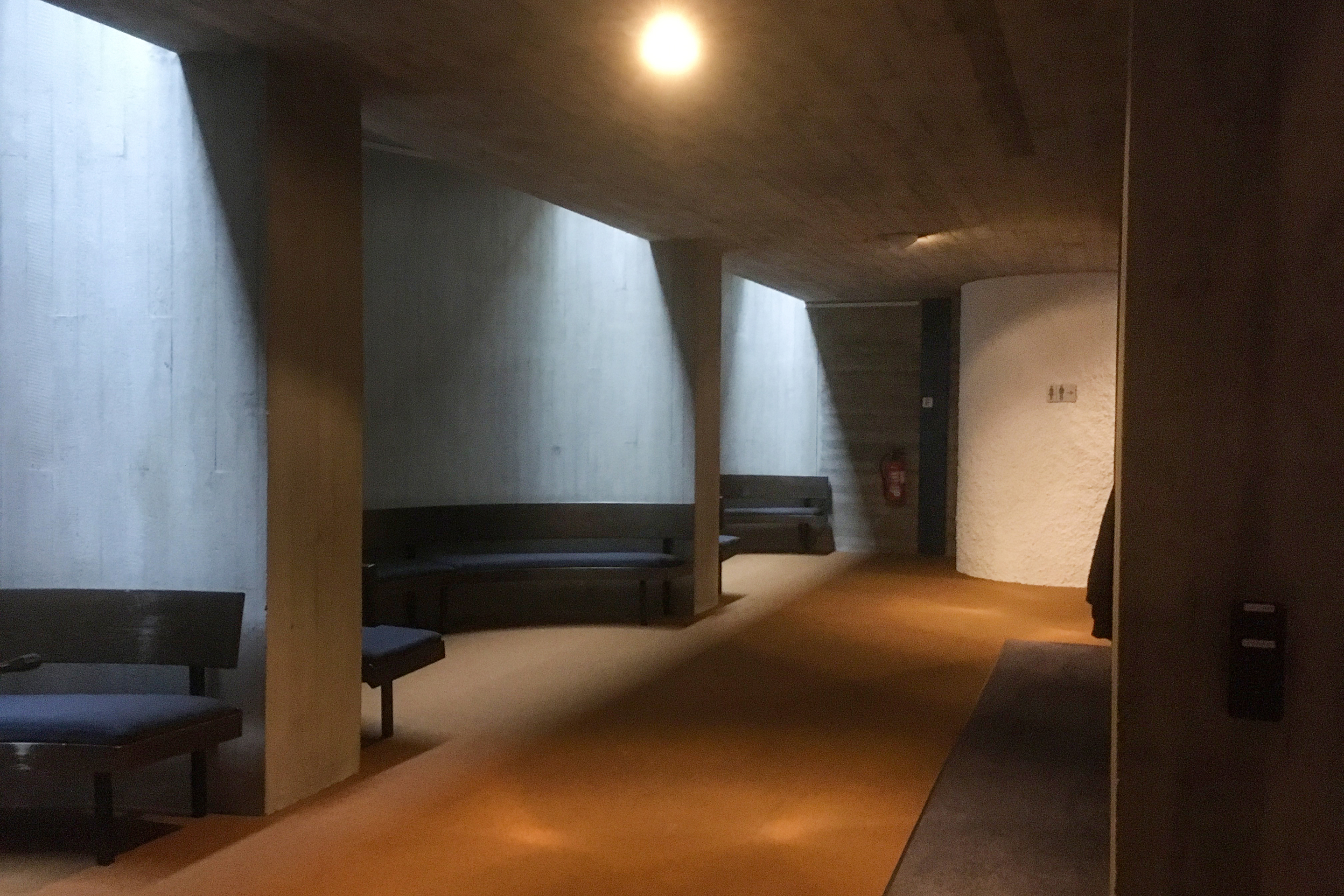 Kirche Maria Krönung, Zürich Witikon: Das Untergeschoss ist ebenso raffiniert belichtet.