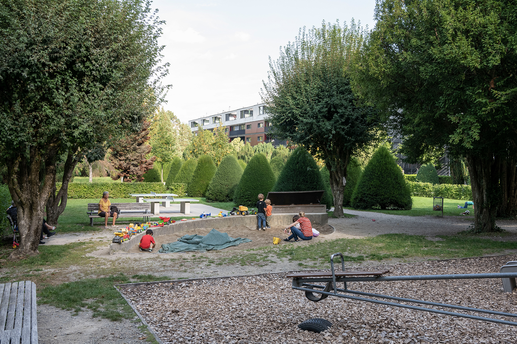 L’Alter Stadtfriedhof. L’ancien cimetière municipal se situait loin du centre lors de son aménagement en 1821. Il se trouve maintenant dans les zones d’habitat et d’activité. Des interventions subtiles et discrètes ont fait de ce jardin classé en 2013 un lieu de détente et une place de jeu pour le quartier.